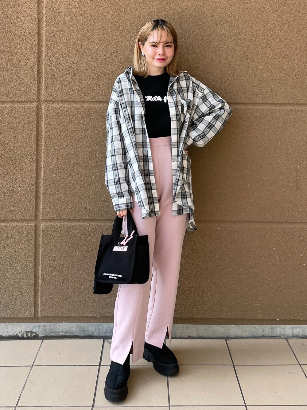 ピンク系のショルダーバッグ、ピンク系のTシャツ/カットソー、ピンク系のその他パンツを着用したレディースの春コーディネートの1枚目の写真