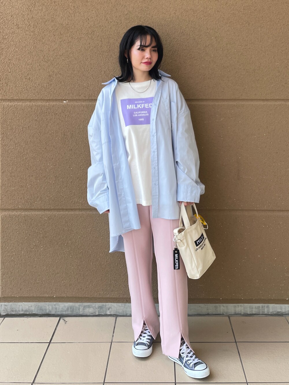 ブルー系のシャツ/ブラウス、ホワイト系のTシャツ/カットソー、ピンク系のその他パンツを着用したレディースの春コーディネートの1枚目の写真