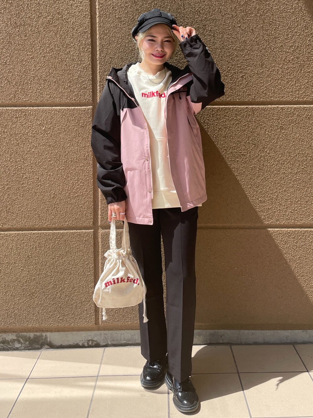 「マウンテンパーカー、MILKFED.、スゥエット、sweater、Dr.Martens」｜「MILKFED.のCENTER PRESSED PANTS（その他パンツ、ブラック系）」を使った、yurichan_4さん（レディース・157cm）の秋コーディネートの1枚目の写真