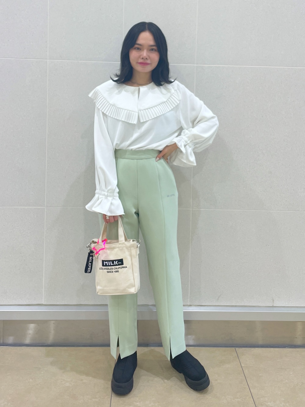 ホワイト系のショルダーバッグ、イエロー系のその他パンツ、ホワイト系のシャツ/ブラウスを着用したレディースの春コーディネートの1枚目の写真