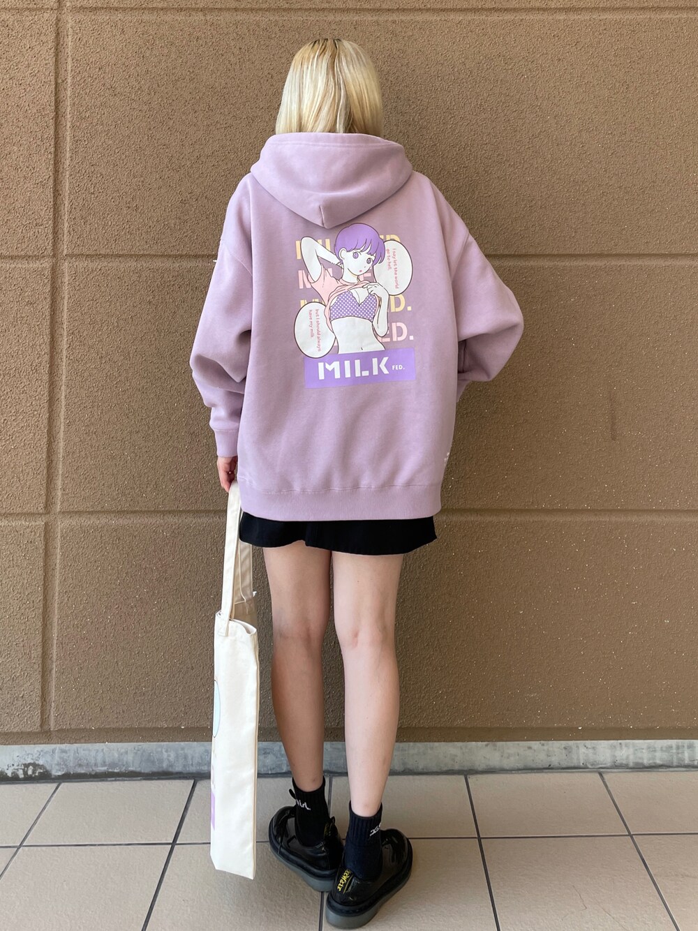 パープル系のパーカー、ブラック系のサロペット/オーバーオール、ホワイト系のトートバッグを着用したレディースの秋コーディネートの1枚目の写真