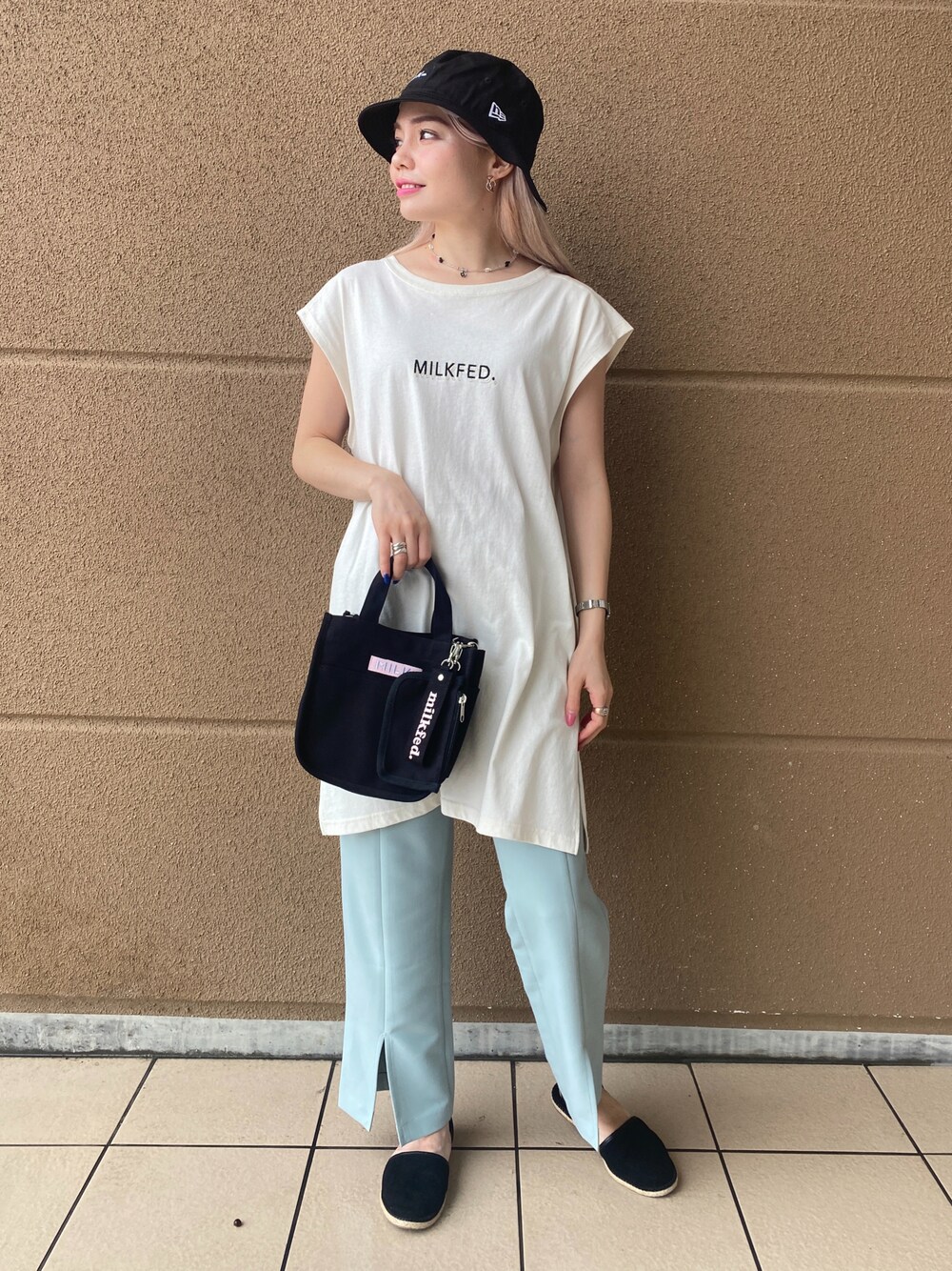 ホワイト系のTシャツ/カットソー、ピンク系のショルダーバッグ、グリーン系のその他パンツを着用したレディースの夏コーディネートの1枚目の写真