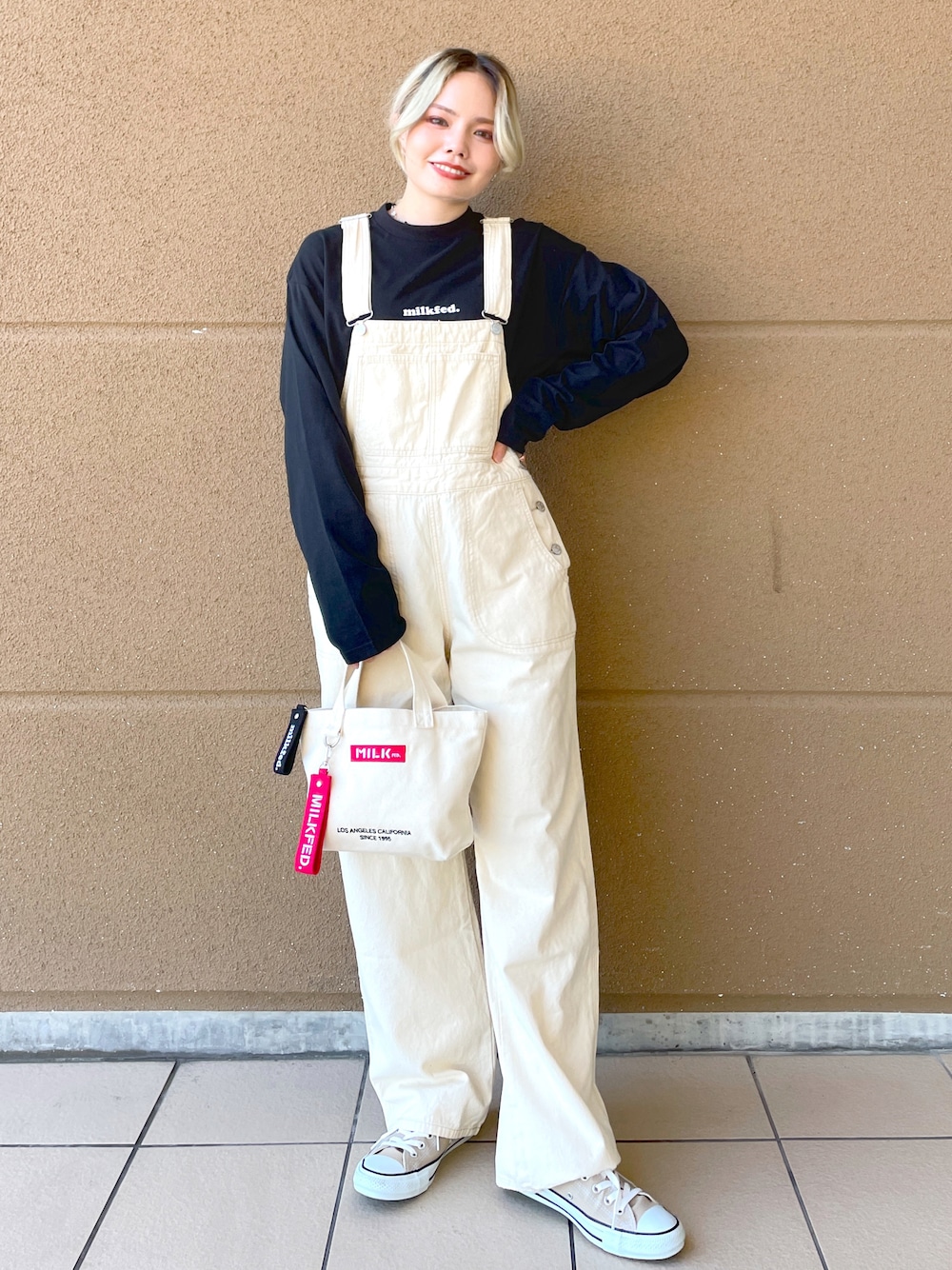 ブラック系のTシャツ/カットソー、ホワイト系のサロペット/オーバーオール、その他のトートバッグを着用したレディースの夏コーディネートの1枚目の写真