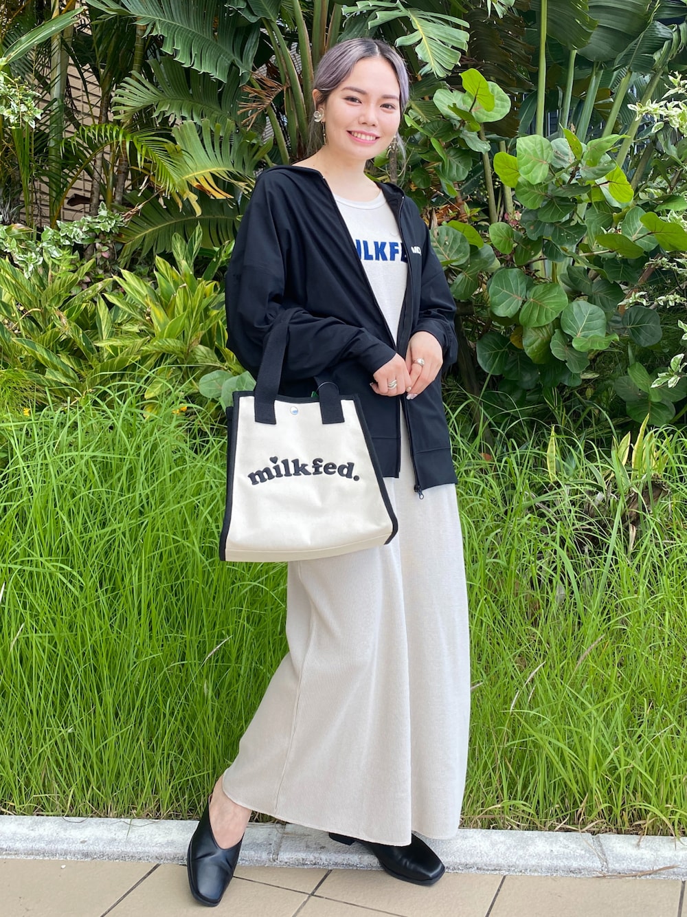 ホワイト系のショルダーバッグ、ベージュ系のワンピース、ブラック系の水着を着用したレディースの夏コーディネートの1枚目の写真