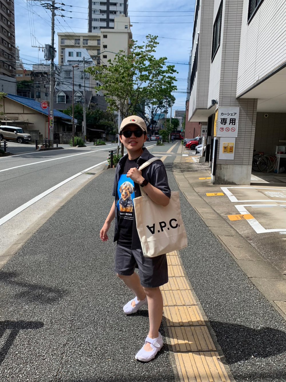 「休日スタイル、夏服コーデ、シンプル、サンダルコーデ、休日コーデ、低身長コーデ、フルーツオブザルーム、A.P.C.、UNIQLO、ハーフパンツ、トートバッグ、夏コーデ」｜「GUのアクティブスウェットハーフパンツGA+E（パンツ、グレー系）」を使った、angen さん（メンズ・157cm）の夏コーディネートの1枚目の写真