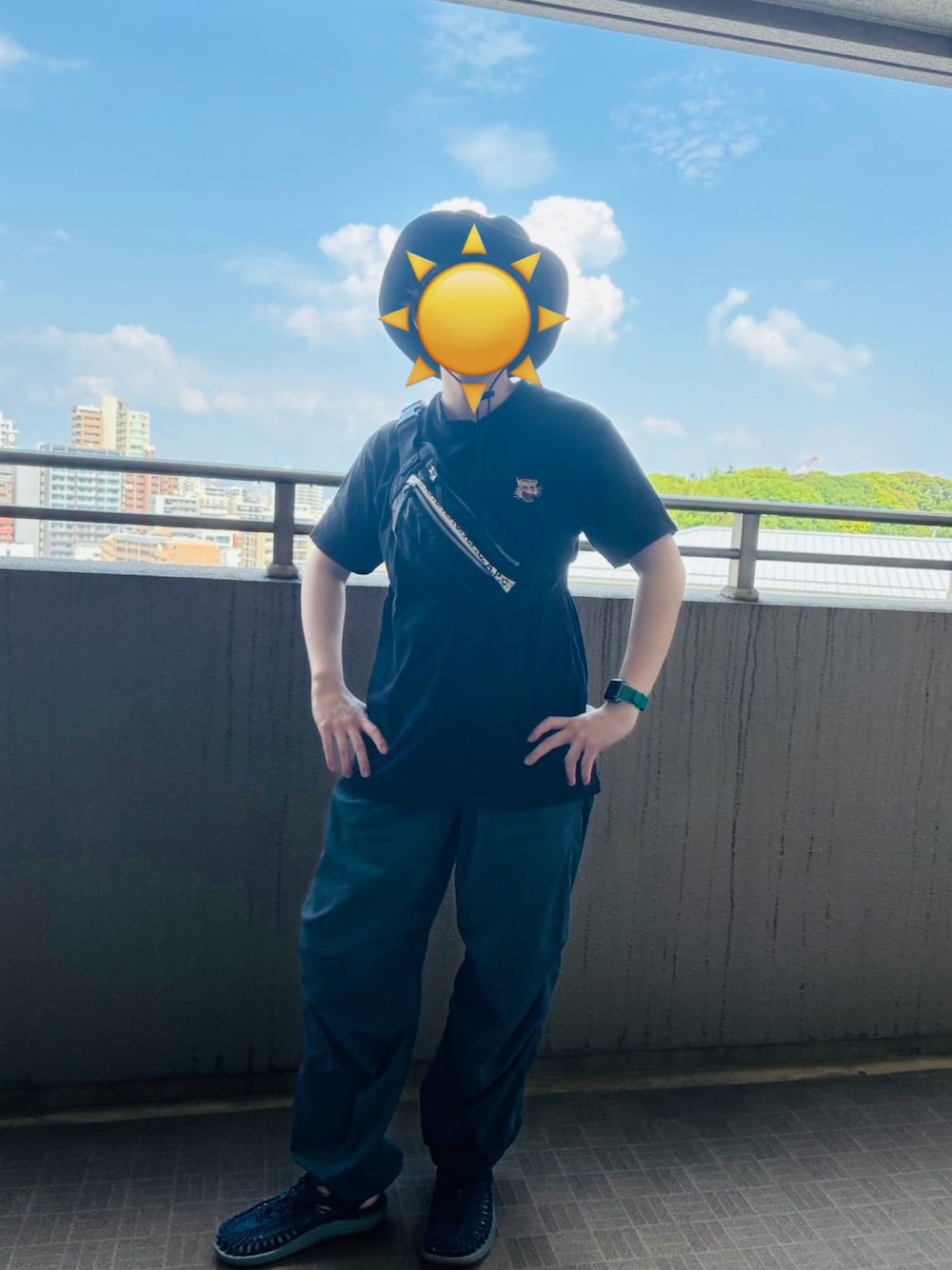 「夏だ！Tシャツ着よう！、シンプルスタイル、ラクチンコーデ、夏服、サンダルコーデ、さらっと晴れやかスナップ、初夏コーデ、フェスコーデ、プチプラ、アウトドアスタイル」｜「A.P.C.の【A.P.C. / アー ペー セー】BANANE REPEAT MINI（ボディバッグ/ウエストポーチ、ブラック系）」を使った、angen さん（メンズ・157cm）の夏コーディネートの1枚目の写真