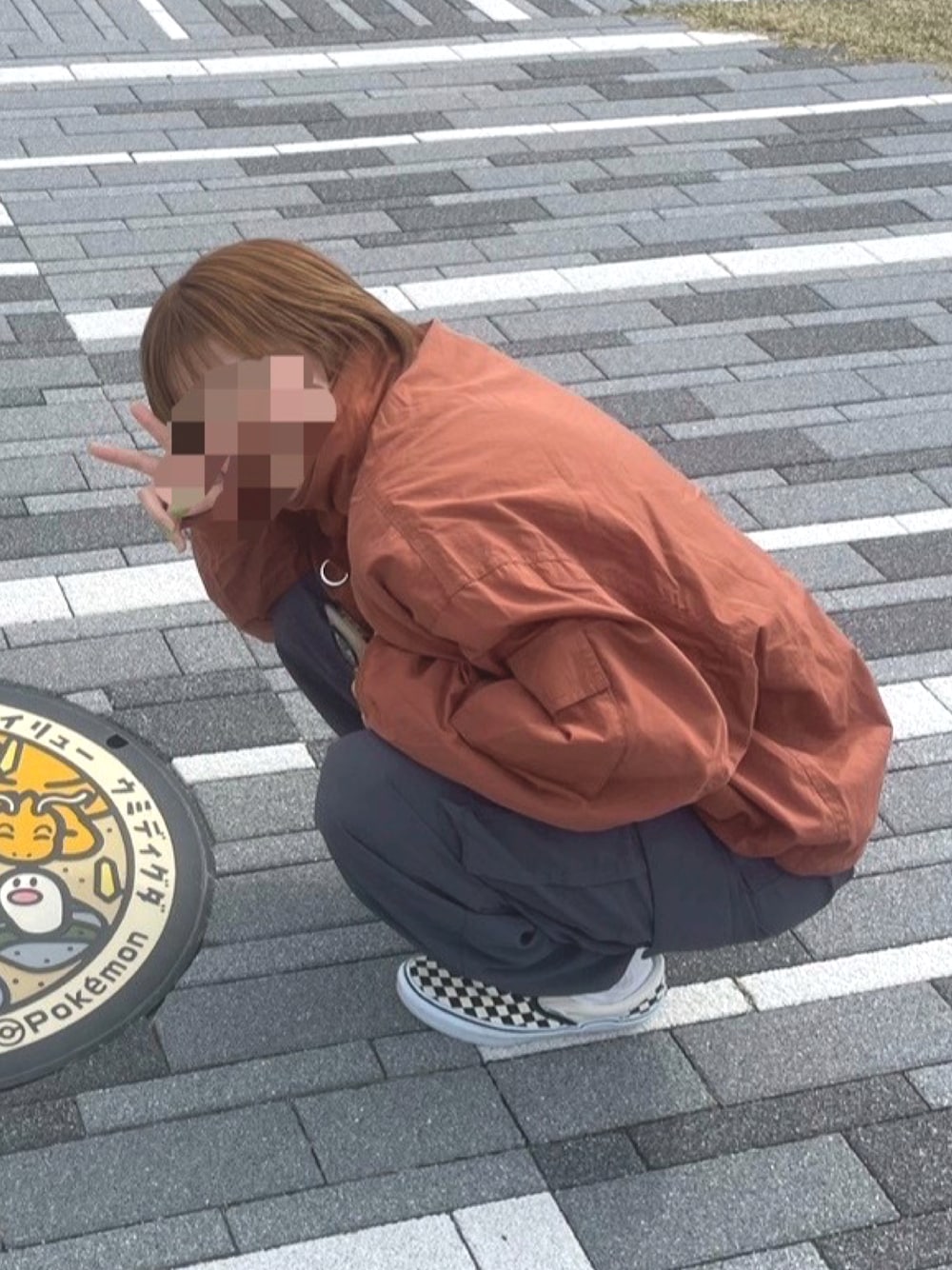 「オレンジコーデ、マウンテンパーカー、カーゴパンツ、メンズライク、チェックスニーカー、秋冬コーデ」｜「CPCMのボリュームショートマンパ（マウンテンパーカー、オレンジ系）」を使った、Zeroさん（骨格ウェーブ・レディース・162cm）の春コーディネートの1枚目の写真