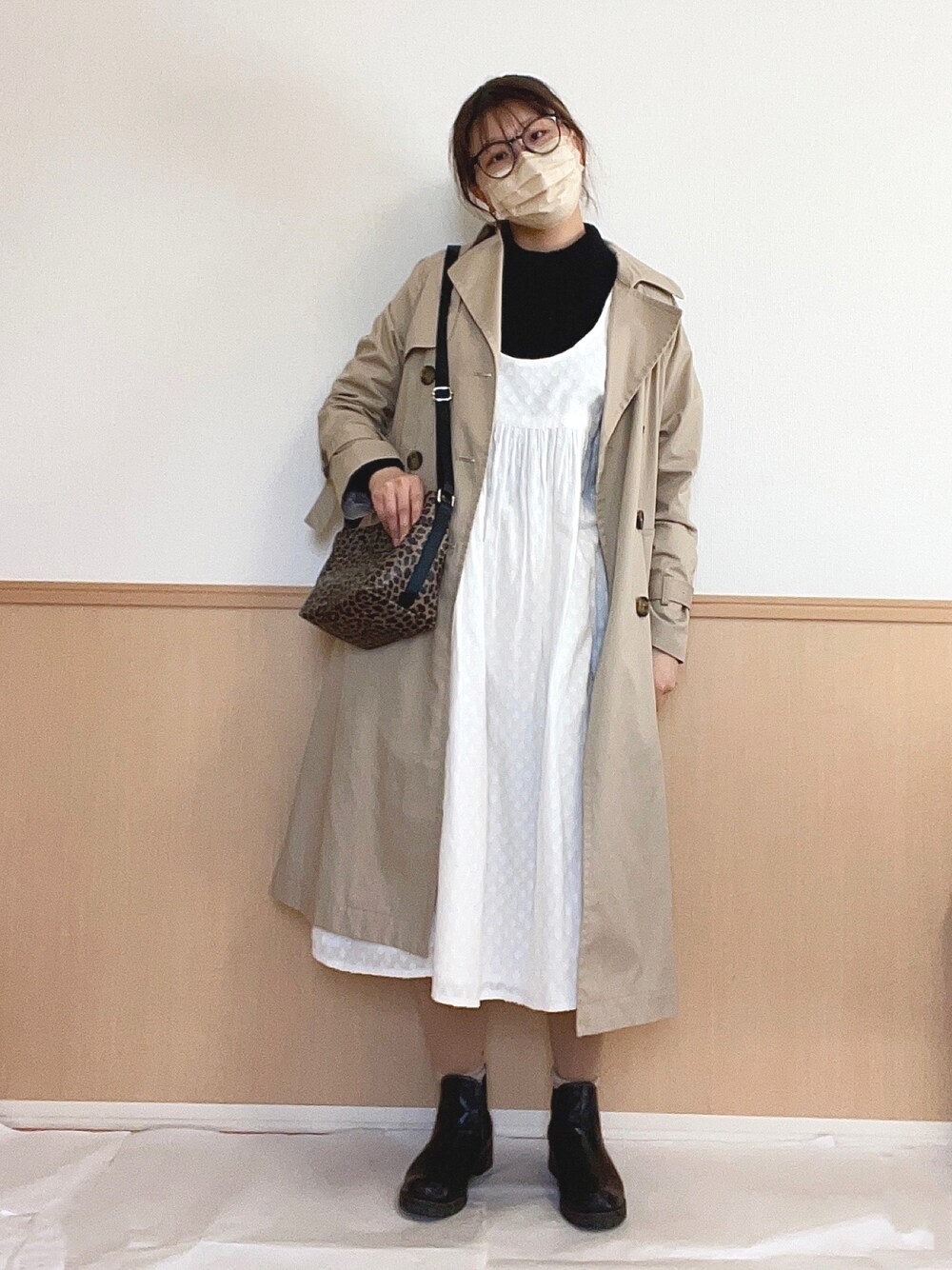 「黒縁メガネ、めがね、メガネ女子、白ワンピース、トレンチコート、ショートブーツ、ひょう柄、レオパード、おしゃれさんと繋がりたい、低身長コーデ」｜「UNIQLOのエクストラファインメリノリブタートルネックセーター（長袖）（ニット/セーター、ブラック系）」を使った、kaponさん（レディース・155cm）の春コーディネートの1枚目の写真