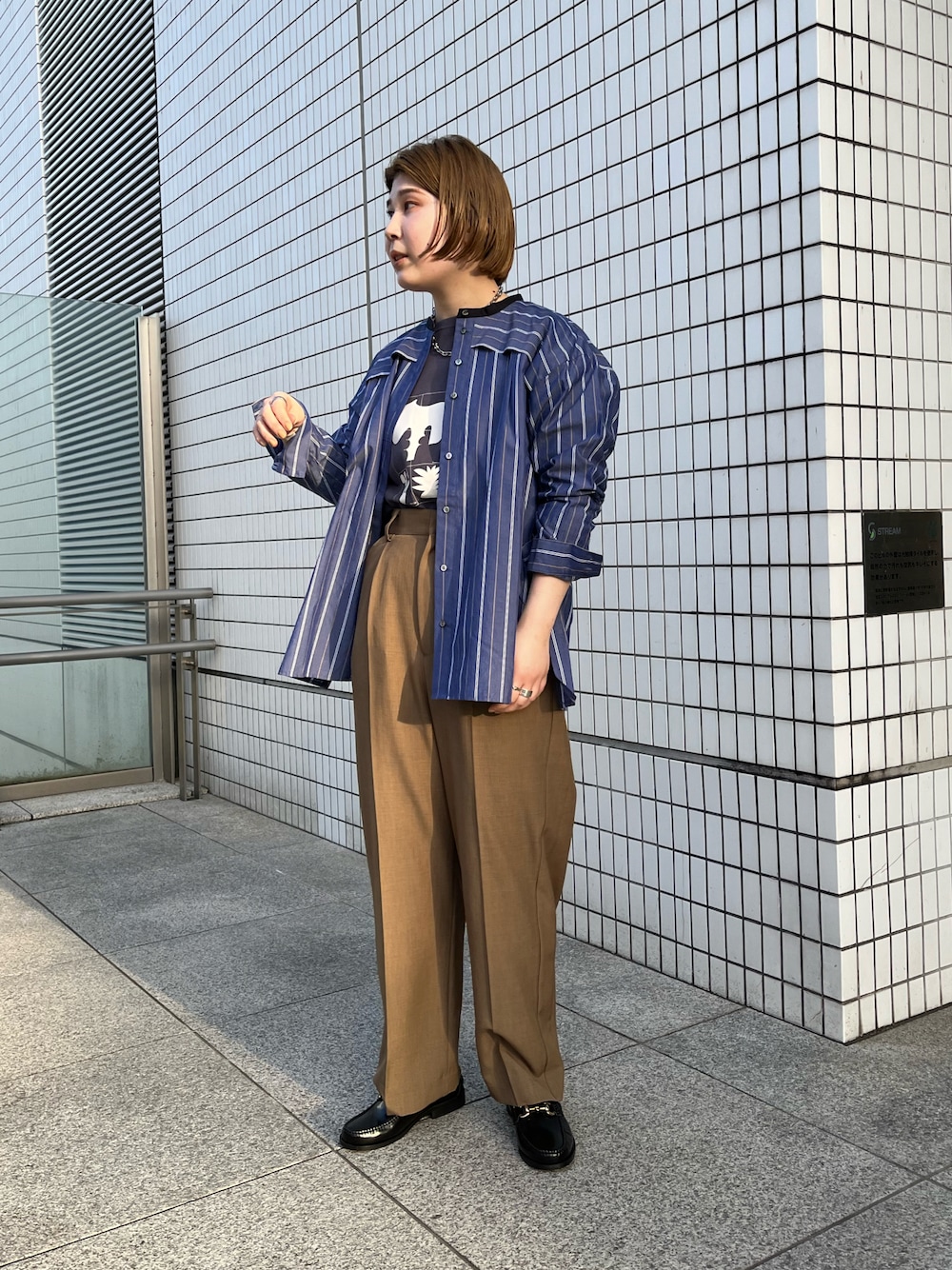 「春コーデ、トラッド、ストライプ、Tシャツ、ローファー、パンツスタイル、大人カジュアル、シンプル、シンプルスタイル、カジュアルコーデ、ネイビー」｜「NOMBRE IMPAIRのクリアストライプ　クレリックロングシャツ（シャツ/ブラウス、ブルー系）」を使った、kunisada.さん（レディース・160cm）の冬コーディネートの1枚目の写真