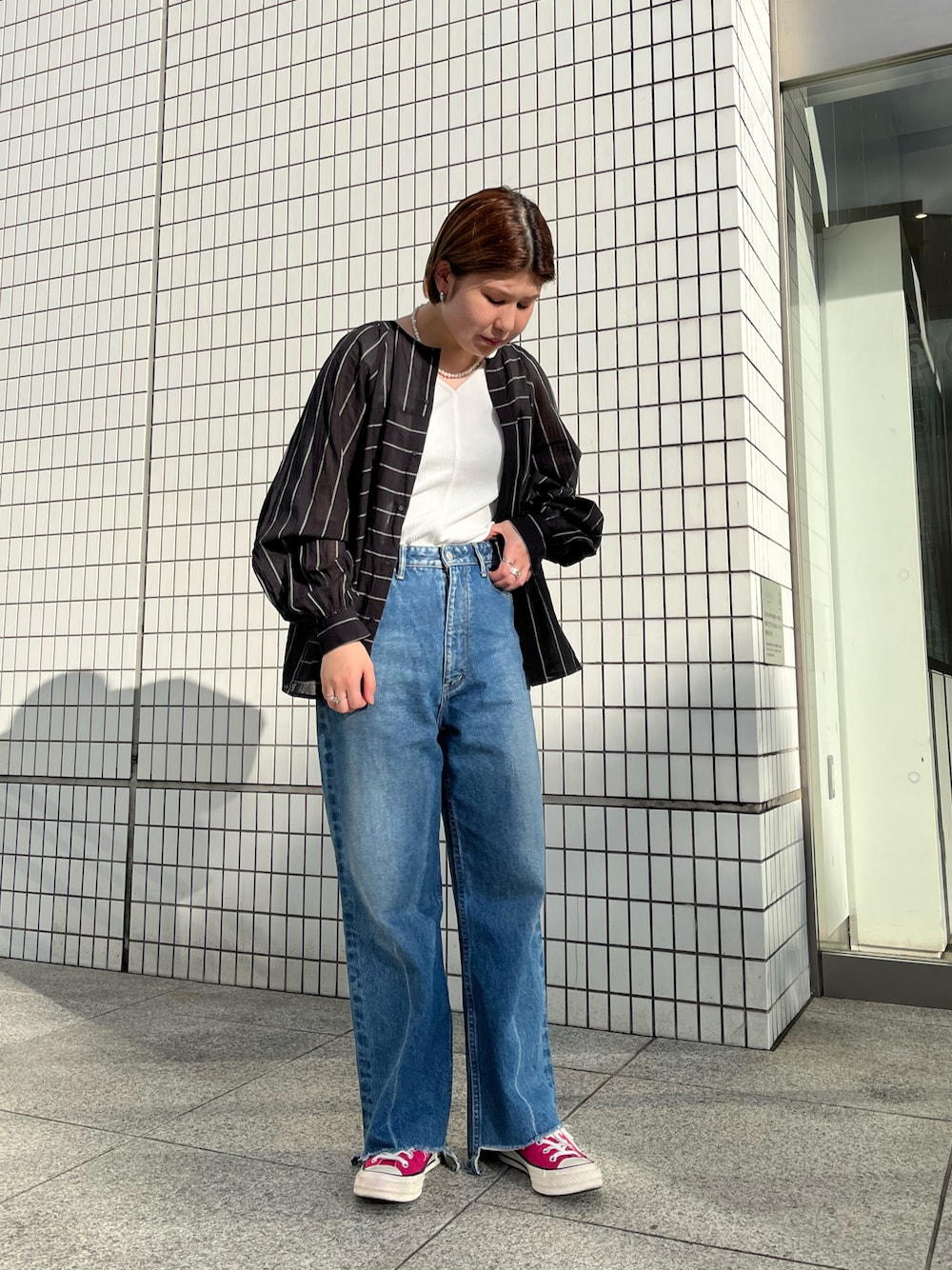 「秋コーデ、パンツコーデ、きれいめカジュアル、リラックススタイル、デニムパンツ、コンバース、パンツスタイル、大人コーデ、秋、秋服準備はじめました」｜「FIL DE FERのワッシャーストライプ　ハギハギブラウス（シャツ/ブラウス、ブラック系）」を使った、kunisada.さん（レディース・160cm）の夏コーディネートの1枚目の写真