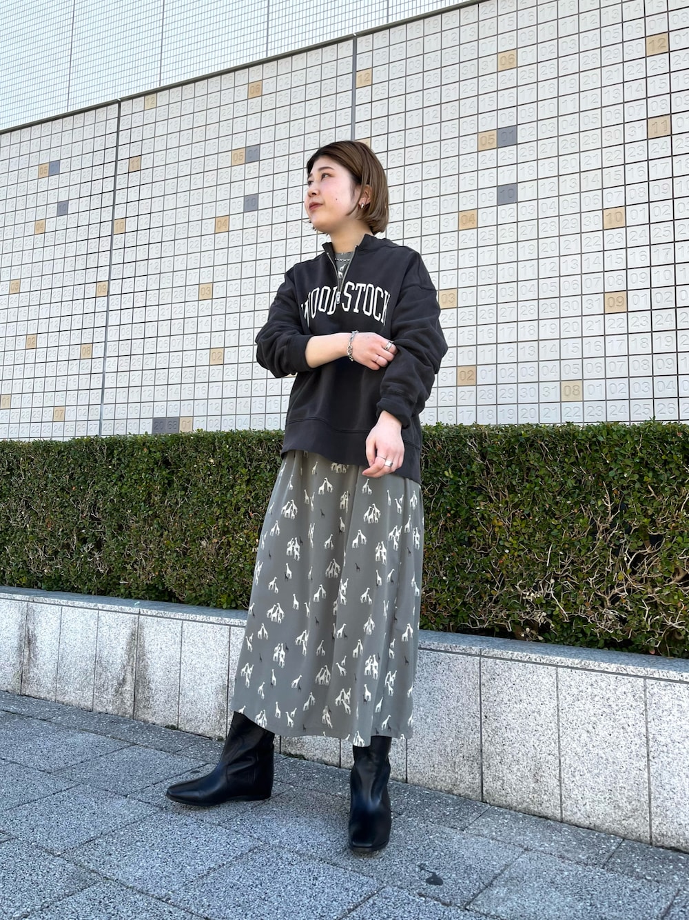 「春、カジュアルコーデ、大人かわいい、おでかけコーデ、きれいめカジュアル、ラクチンコーデ、春コーデ、レイヤード、ワンピース、スウェット、着回しコーデ」｜「NOMBRE IMPAIRのフロントZIP裏毛　WOOD STOCK　P/O（スウェット、ブラウン系）」を使った、kunisada.さん（レディース・160cm）の冬コーディネートの1枚目の写真