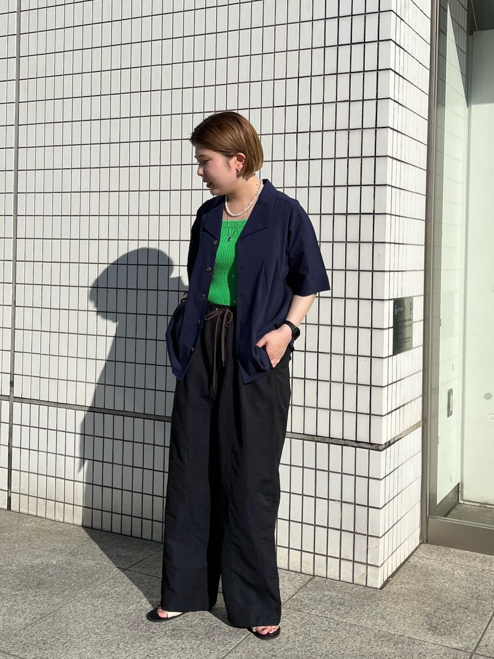 「夏ファッション、ゆるコーデ、サンダルコーデ、シンプルコーデ、リラックススタイル、大人カジュアル、シャツ、パンツスタイル、カラーコーデ、モノトーン」｜「FIL DE FERの綿リネンダンプ　ボリュームパンツ（その他パンツ、ブルー系）」を使った、kunisada.さん（レディース・160cm）の夏コーディネートの1枚目の写真