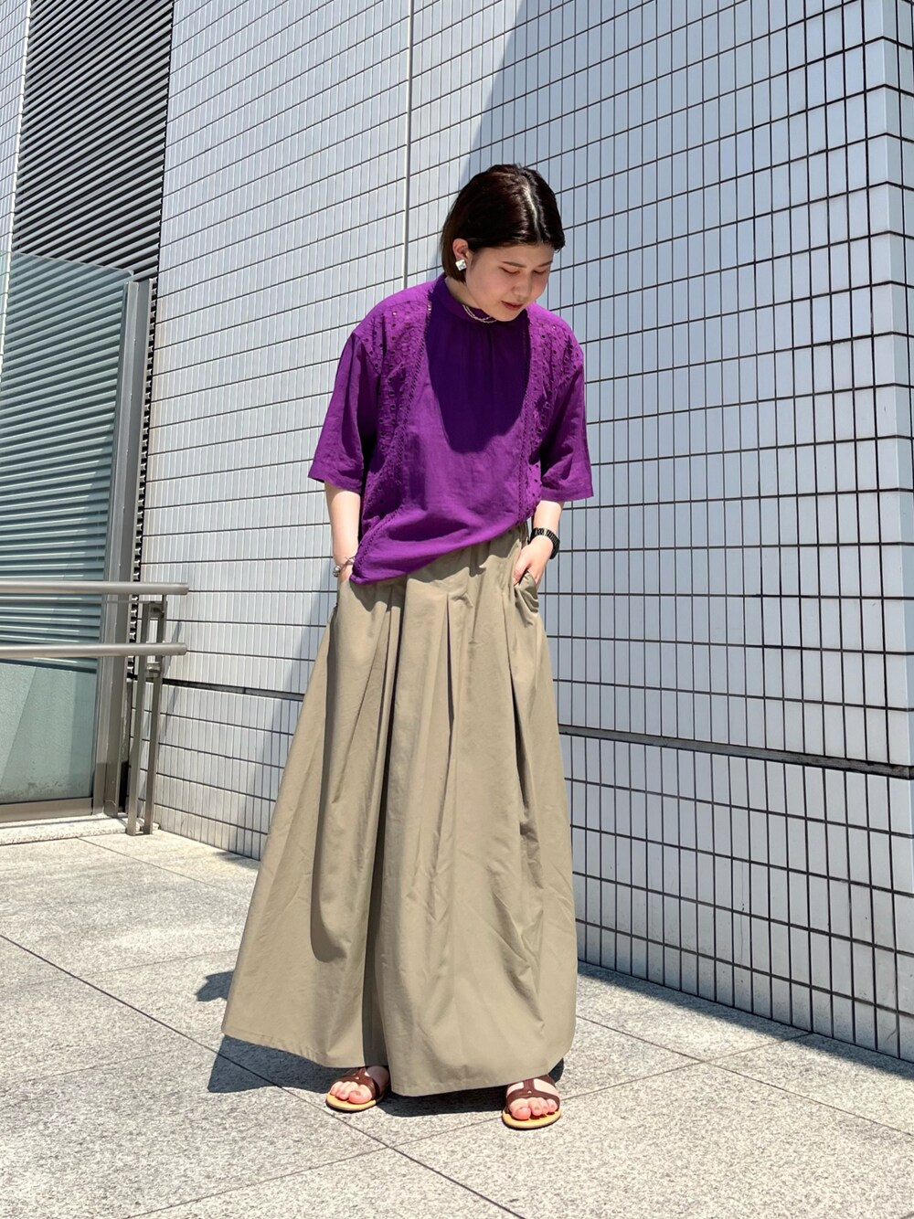 「夏コーデ、オトナカジュアル、夏ファッション、ブラウス、スカート、レース、レディースファッション、大人女子、初夏コーデ、サンダルコーデ」｜「NOMBRE IMPAIRのカットワークレース　コンビスタンドP/O（シャツ/ブラウス、パープル系）」を使った、kunisada.さん（レディース・160cm）の夏コーディネートの1枚目の写真