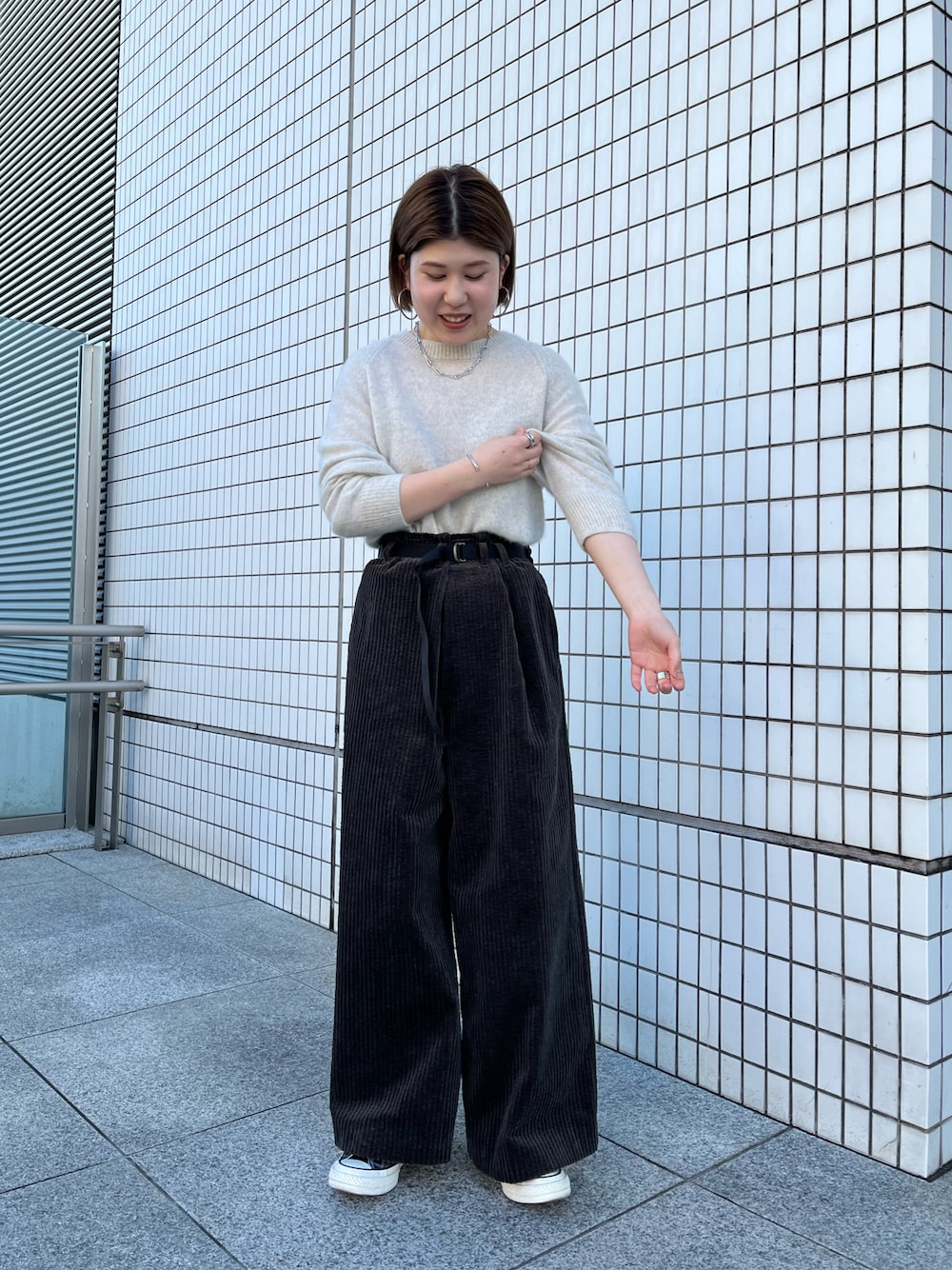 「大人カジュアル、お出かけコーデ、シンプルスタイル、ラクチンコーデ、クリスマスに着たい服、大人女子、ホワイトコーデ、コーデュロイパンツ、ワイドパンツ、コンバース、ootd、冬のコーデ」｜「FIL DE FERのワッシャーコーデュロイ　イージーボリュームパンツ（その他パンツ、グレー系）」を使った、kunisada.さん（レディース・160cm）の冬コーディネートの1枚目の写真