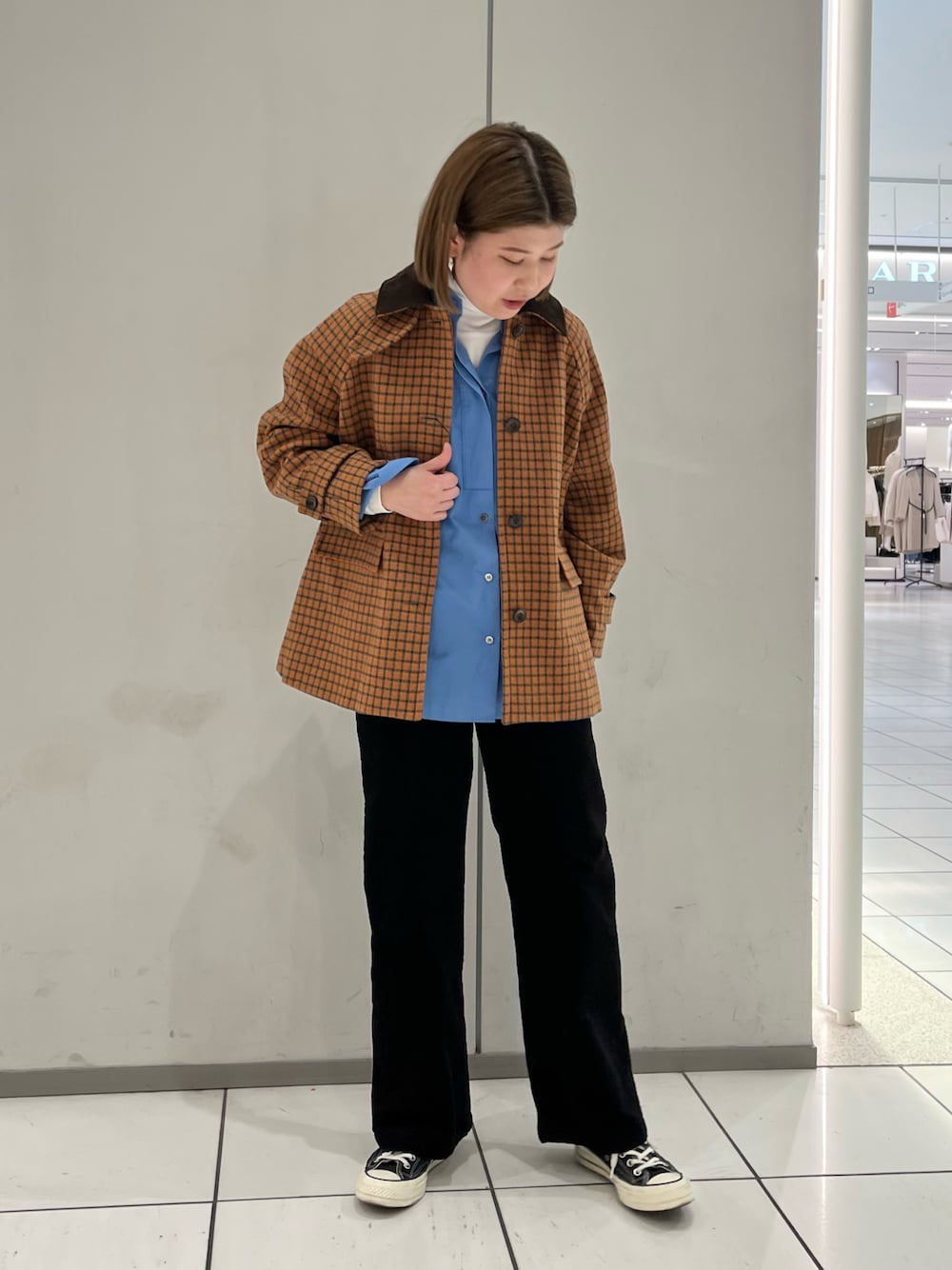「オトナカジュアル、トラッド、ショートコート、チェック、休日スタイル、カジュアルコーデ、アウターコーデ、ブラック、シンプル、ハイネック、冬アウター」｜「Blanc Bleu Minuitの超長綿ブロード　スタンドネックブラウス（シャツ/ブラウス、ブルー系）」を使った、kunisada.さん（レディース・160cm）の秋コーディネートの1枚目の写真