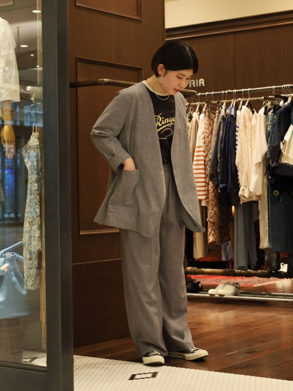 「オトナ女子、大人カジュアル、春夏コーデ、大人コーデ、セットアップ、休日スタイル、おでかけコーデ、リラックススタイル、きれいめカジュアル、パンツコーデ、グレー、ジャケットスタイル、春服コーデ」｜「NOMBRE IMPAIRのポリレーヨン麻　ノーカラーコート（ノーカラーコート、グレー系）」を使った、kunisada.さん（レディース・160cm）の春コーディネートの1枚目の写真