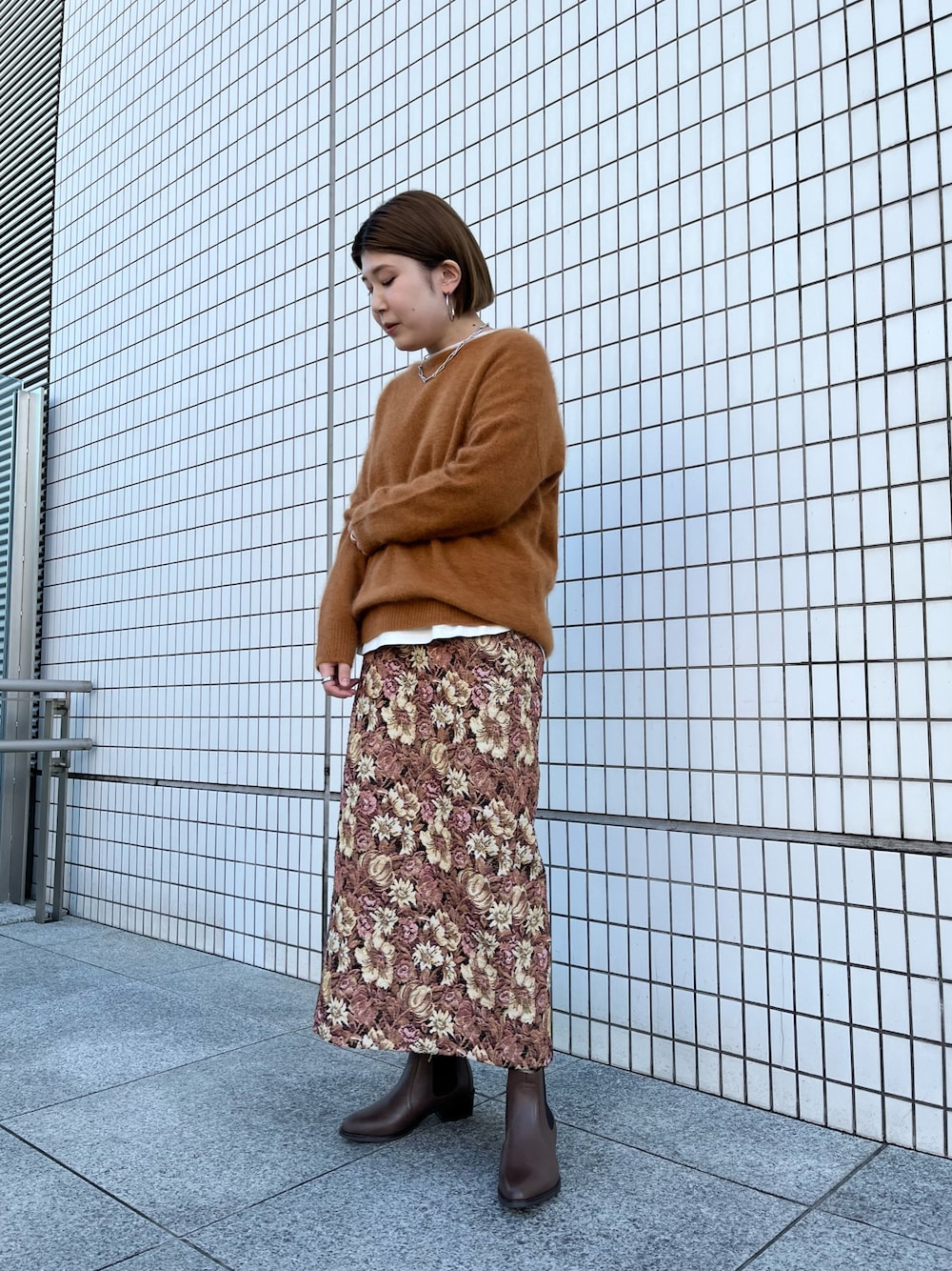 「大人カジュアル、お出かけコーデ、きれいめカジュアル、シンプルスタイル、ラクチンコーデ、クリスマスに着たい服、冬、ニット、スカート、ブーツ、あったかコーデ、キレイめ、冬のコーデ」｜「NOMBRE IMPAIRのフラワーJQ　タックスカート（スカート、レッド系）」を使った、kunisada.さん（レディース・160cm）の冬コーディネートの1枚目の写真