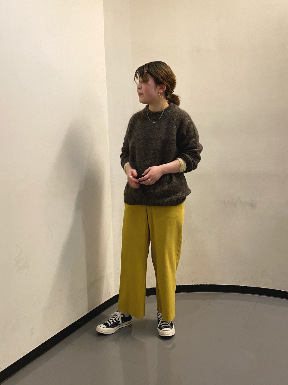「ニット、カラーパンツ、冬コーデ、モヘアニット、大人カジュアル、パンツスタイル、ゆるコーデ、冬のコーデ」｜「NOMBRE IMPAIRのダンデリオン　ロングニット（ニット/セーター、ブラウン系）」を使った、kunisada.さん（レディース・160cm）の冬コーディネートの1枚目の写真