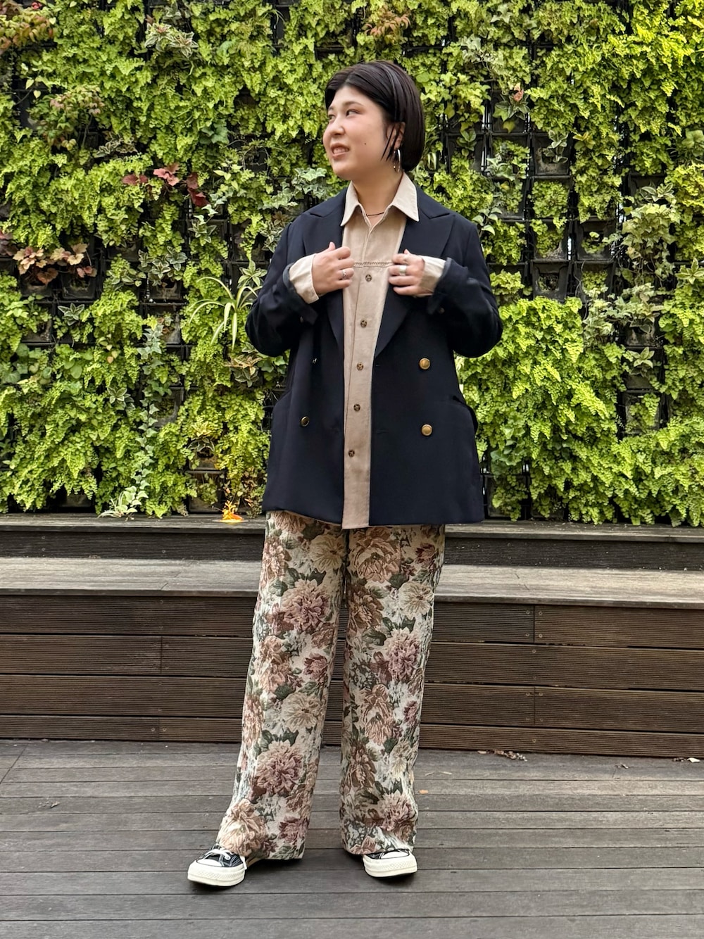 ベージュ系のシャツ/ブラウス、ブルー系のテーラードジャケット、ベージュ系のその他パンツを着用したレディースの秋コーディネートの1枚目の写真