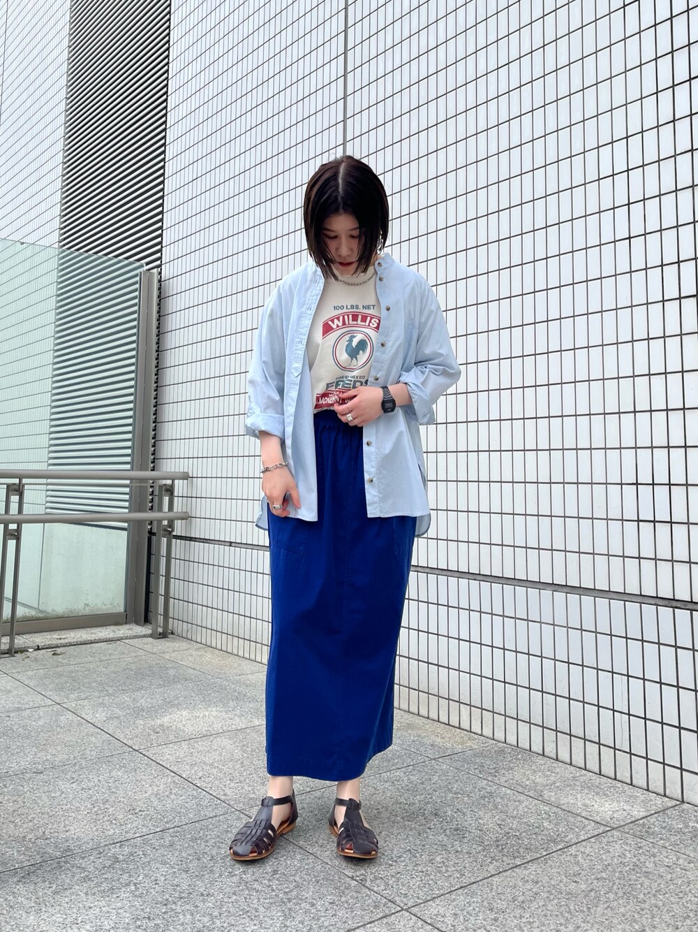 「初夏コーデ、今日のコーデ、春ファッション、おでかけコーデ、楽チンコーデ、大人かわいい、夏ファッション、シャツスタイル、スカート、Tシャツ、ブルー、ワントーンコーデ、グルカサンダル」｜「FIL DE FERの製品染コットンツイル　イージースカート（スカート、ブルー系）」を使った、kunisada.さん（レディース・160cm）の春コーディネートの1枚目の写真