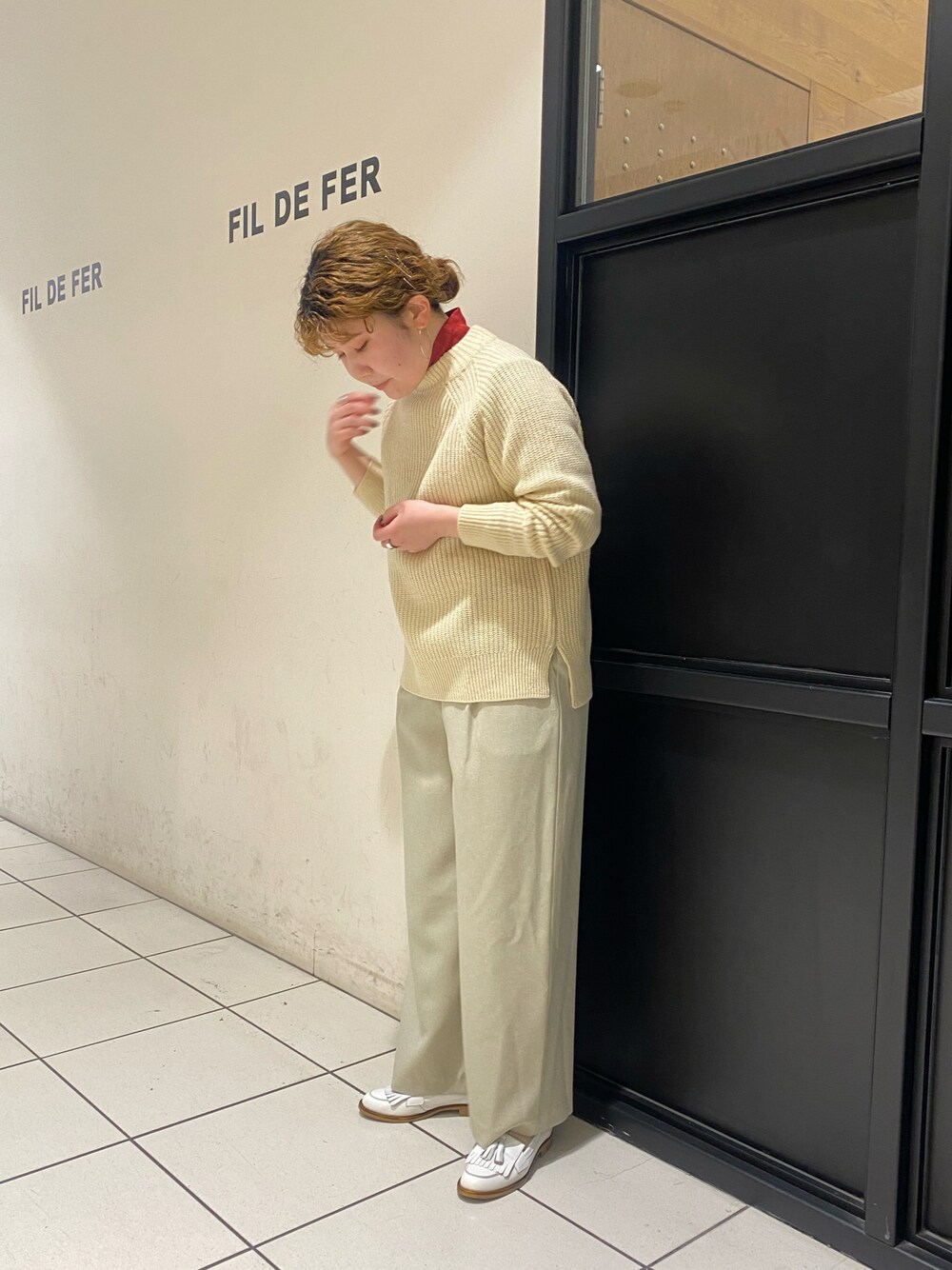 「冬コーデ、秋冬コーデ、休日コーデ、ホワイトコーデ、ホワイトパンツ、パンツスタイル、ゆるコーデ、ワイドパンツ、ニット、クリスマスに着たい服」｜「NOMBRE IMPAIRのラムナイロン片畦　ハイネックP/O（ニット/セーター、ホワイト系）」を使った、kunisada.さん（レディース・160cm）の冬コーディネートの1枚目の写真