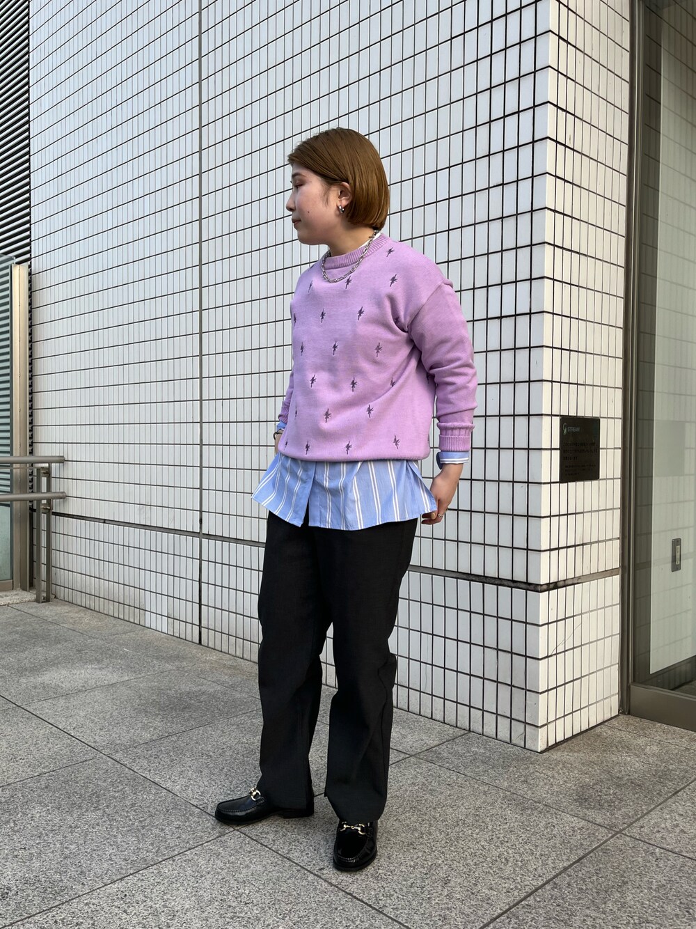 「大人カジュアル、シンプル、ラクチンコーデ、パンツスタイル、カラーコーデ、春カラー、リラックススタイル、ストライプ、淡色コーデ、春コーデ」｜「FIL DE FERのドット刺繍コットン　長袖ニット（ニット/セーター、パープル系）」を使った、kunisada.さん（レディース・160cm）の冬コーディネートの1枚目の写真