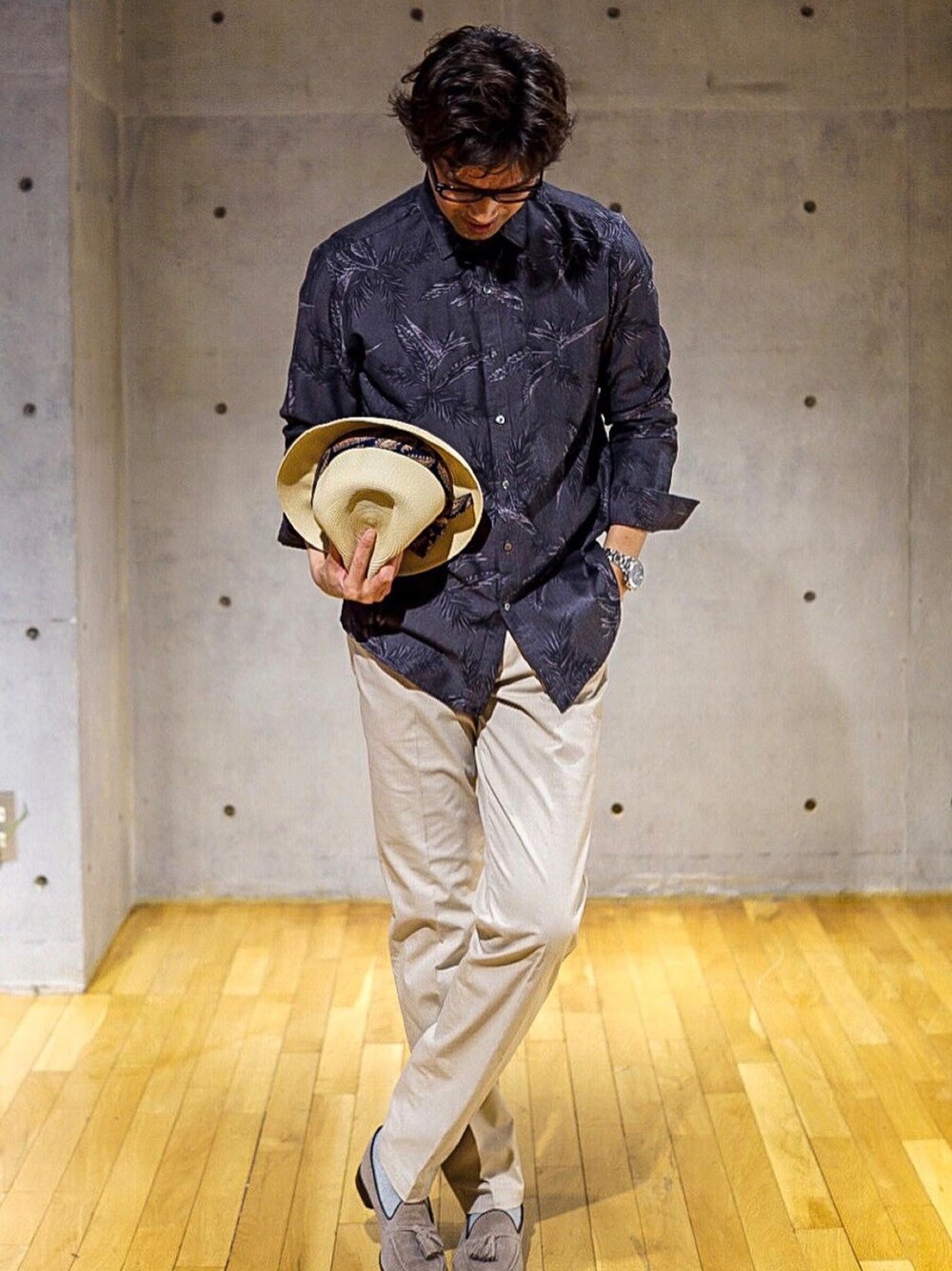 「春アウター、ハワイ、お洒落さんとつながりたい」｜「MEN'S BIGIのコットン×レーヨン ジャガードシャツ　made in japan（シャツ/ブラウス、グレー系）」を使った、2ndbmさん（メンズ・174cm）の春コーディネートの1枚目の写真