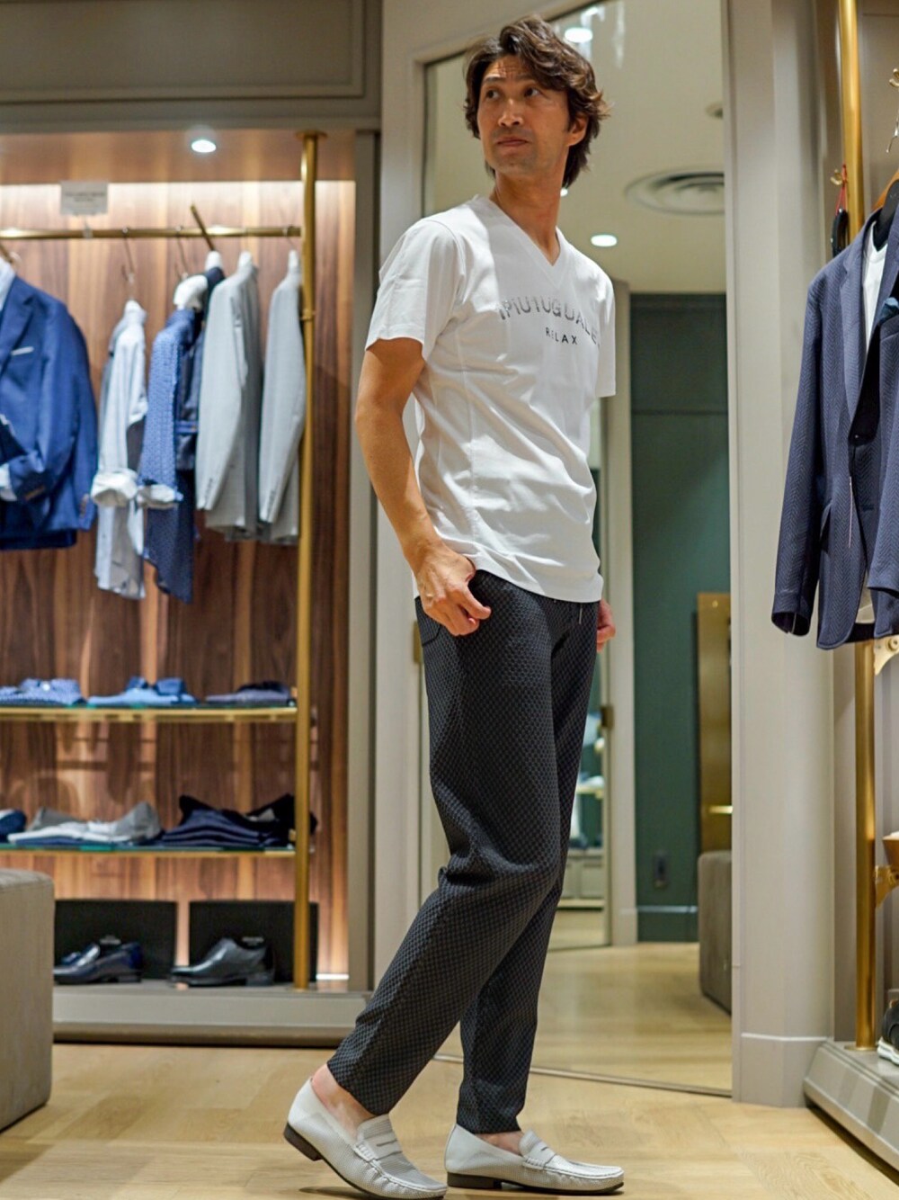 ホワイト系のTシャツ/カットソー、ブラック系のその他パンツを着用したメンズの夏コーディネートの1枚目の写真