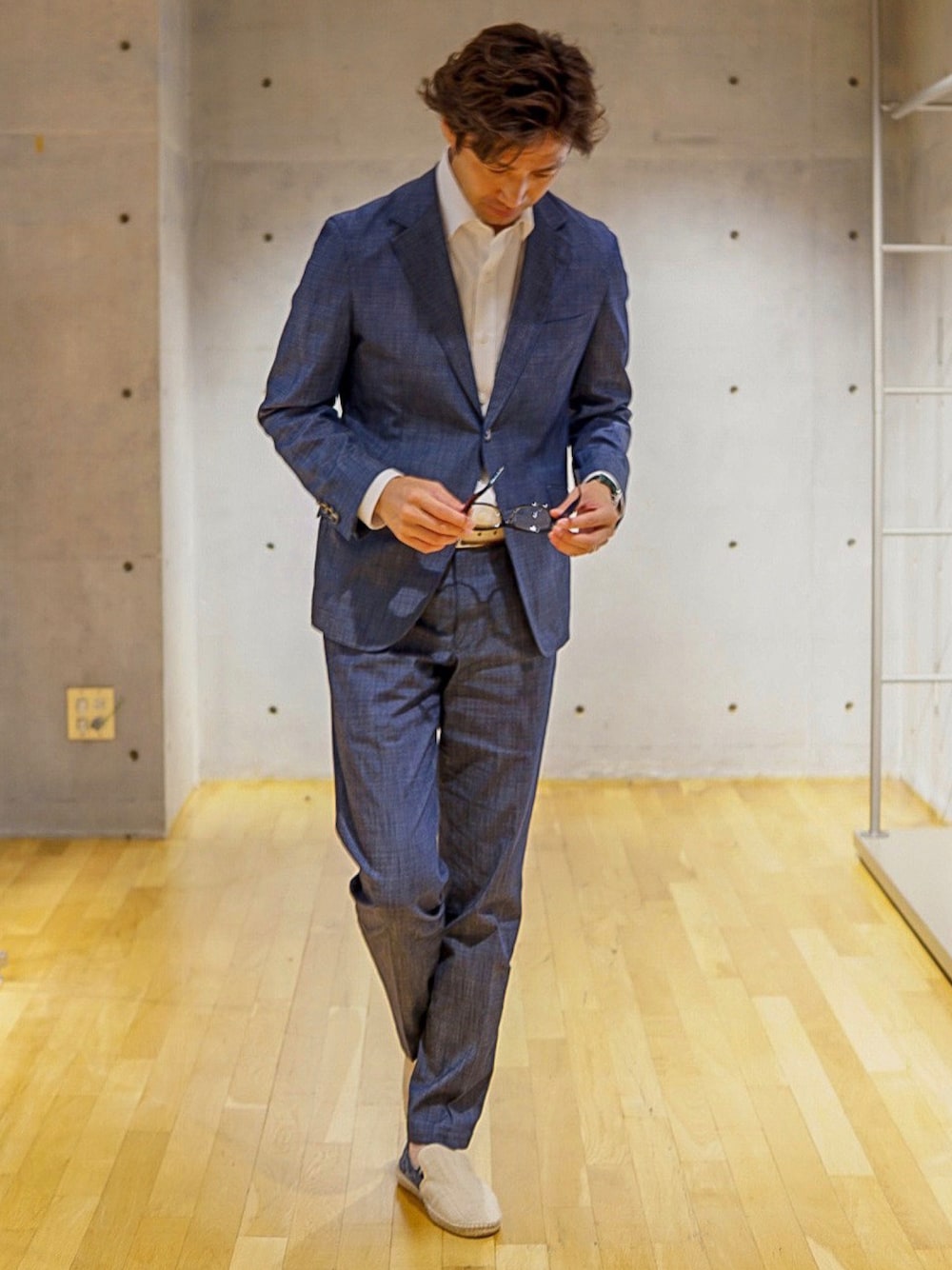「オトナカジュアル、大人カジュアル、シンプルスタイル、デニム」｜「MEN'S BIGIのデニム調シャンブレーストレッチパンツ　fabric made in japan（その他パンツ、ブルー系）」を使った、2ndbmさん（メンズ・174cm）の夏コーディネートの1枚目の写真