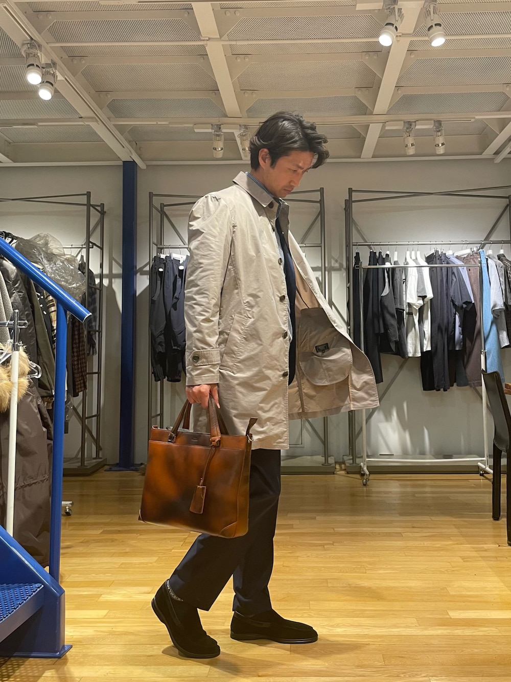 「春、大人カジュアル、ビジネスカジュアル、きれいめカジュアル」｜「CROWDED CLOSETのT400高密度ストレッチタフタステンカラーコート（ステンカラーコート、ベージュ系）」を使った、2ndbmさん（メンズ・174cm）の春コーディネートの1枚目の写真