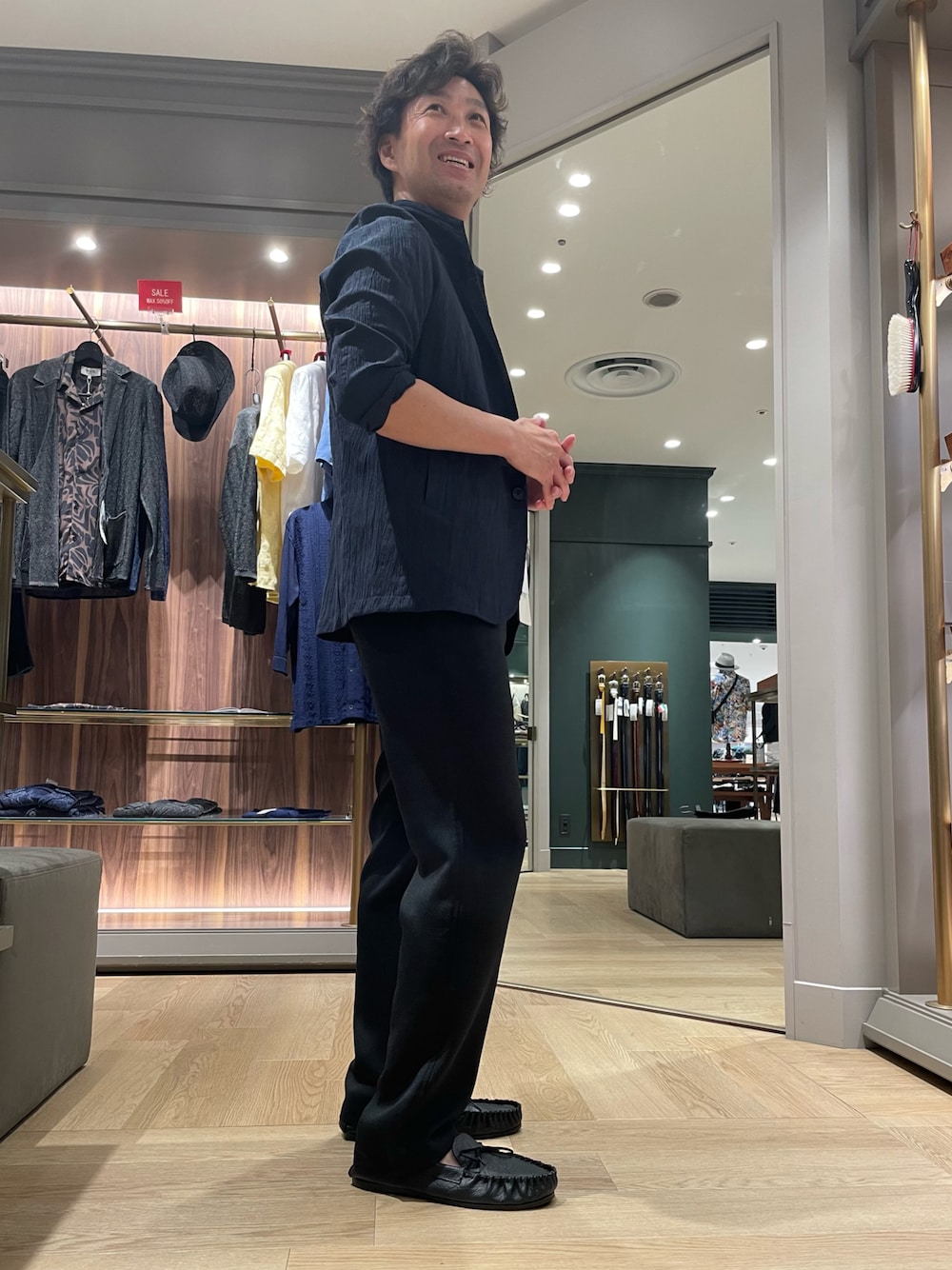 ブルー系のカーディガン/ボレロ、ブラック系のその他パンツ、ブラック系のモカシン/デッキシューズを着用したメンズの夏コーディネートの1枚目の写真