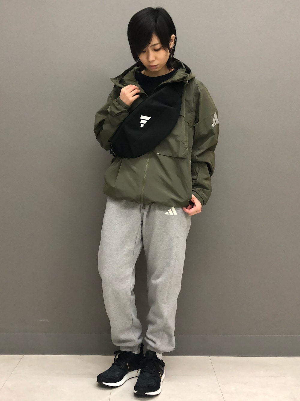 「スニーカー、カジュアル、adidas、スポーツウェア、アディダス、パフォーマンス、ウルトラブースト」｜「adidasのシティエスケープ ルーズフィット シャイニークリンクル リップストップ フード付きジャケット / アディダス adidas（ナイロンジャケット、グリーン系）」を使った、TKさん（レディース・161cm）の春コーディネートの1枚目の写真