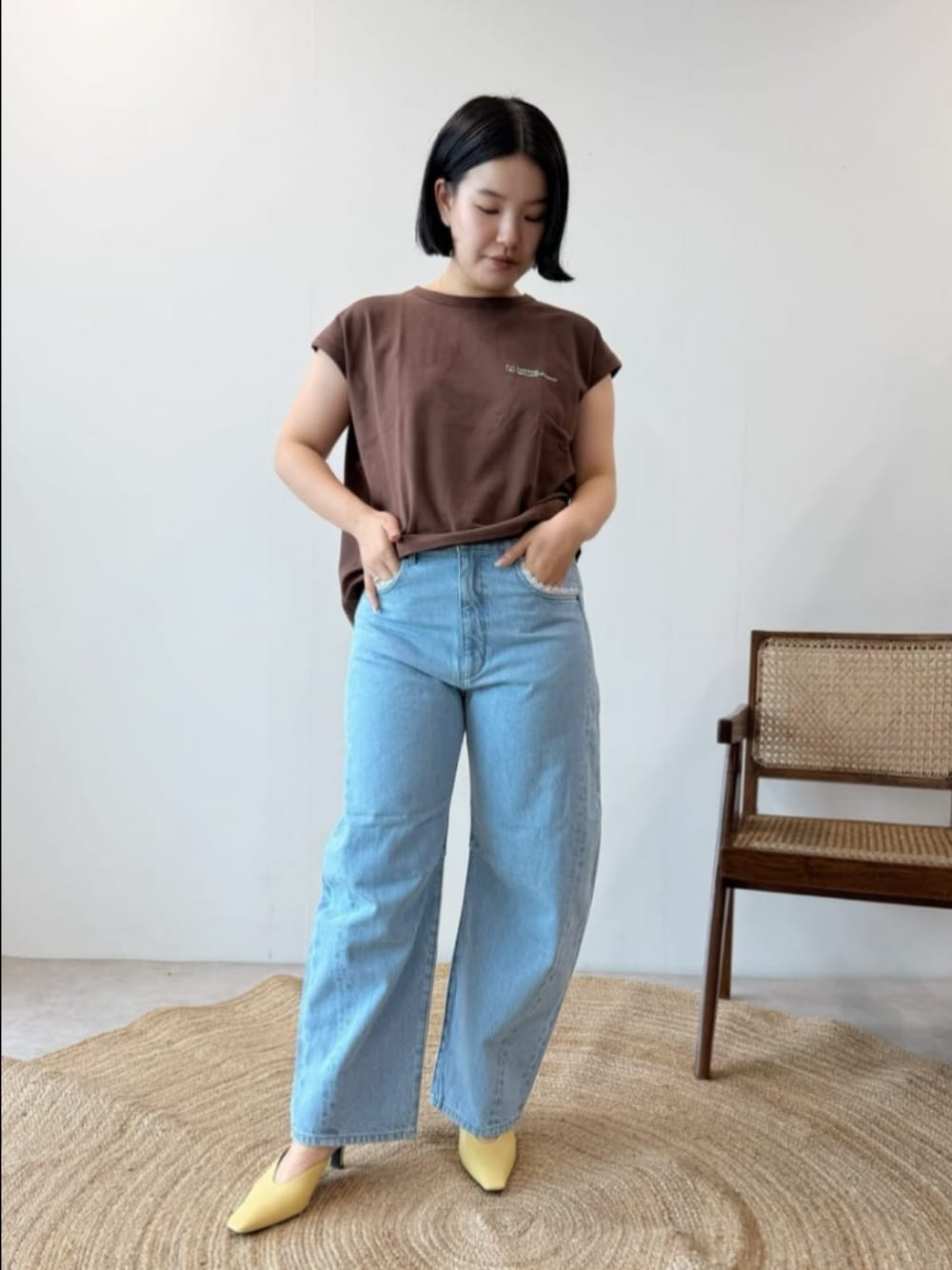ブラウン系のTシャツ/カットソーを着用したレディースの夏コーディネートの1枚目の写真