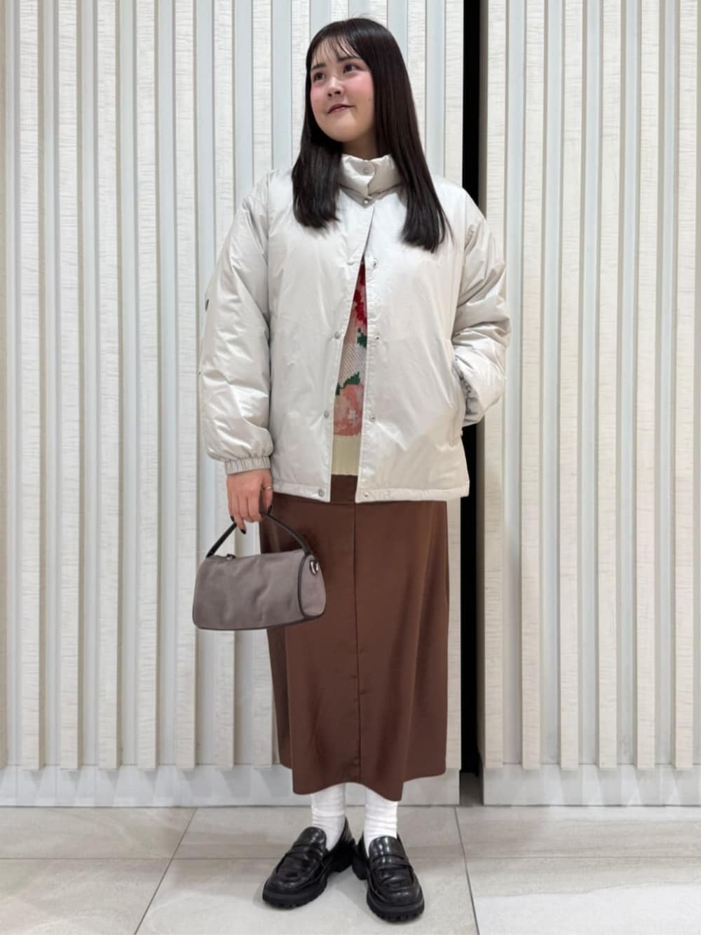 ホワイト系のダウンジャケット/コートを着用したレディースの冬コーディネートの1枚目の写真