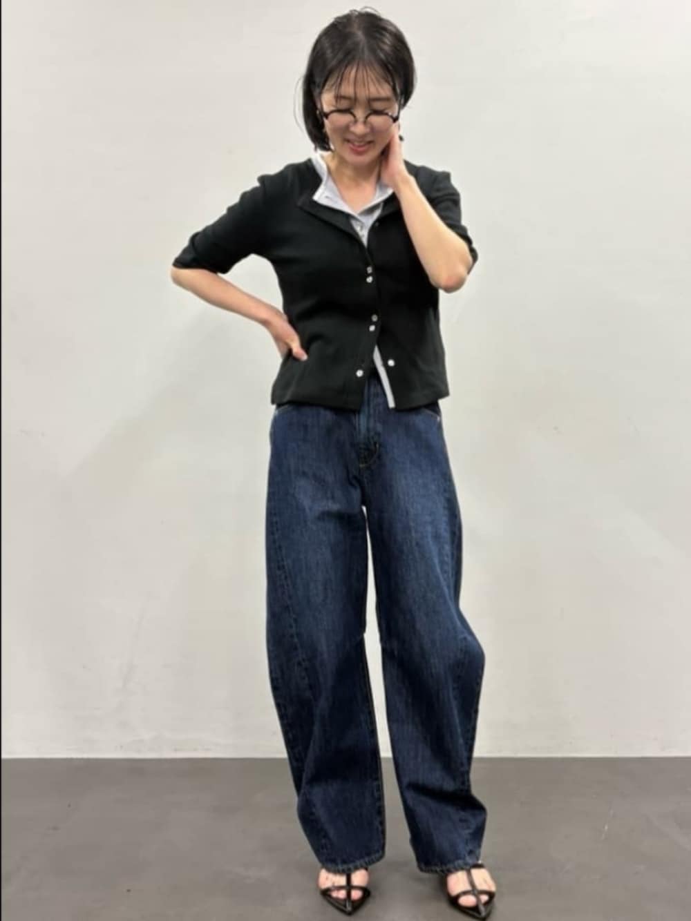 ブラック系のカーディガン/ボレロ、グレー系のカーディガン/ボレロ、ブルー系のデニムパンツを着用したレディースの夏コーディネートの1枚目の写真