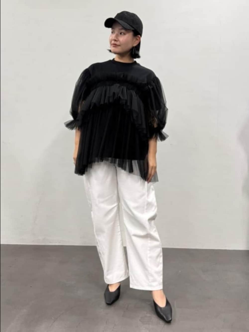 ブラック系のTシャツ/カットソー、ホワイト系のデニムパンツ、ブラック系のキャップを着用したレディースの夏コーディネートの1枚目の写真