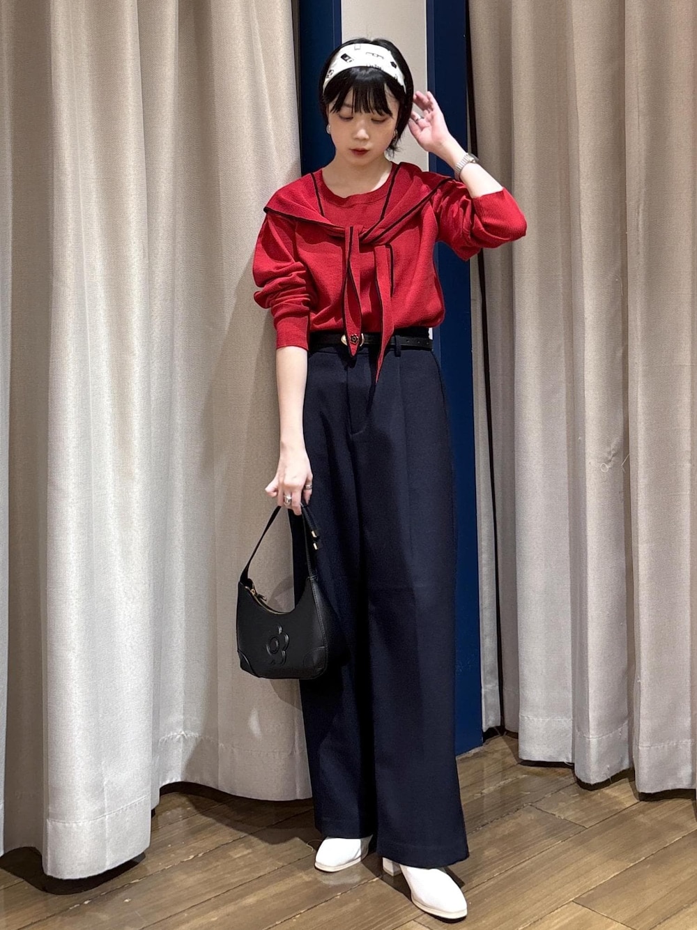 ブルー系のその他パンツ、ホワイト系のブーツ、レッド系のニット/セーターを着用したレディースの秋コーディネートの1枚目の写真