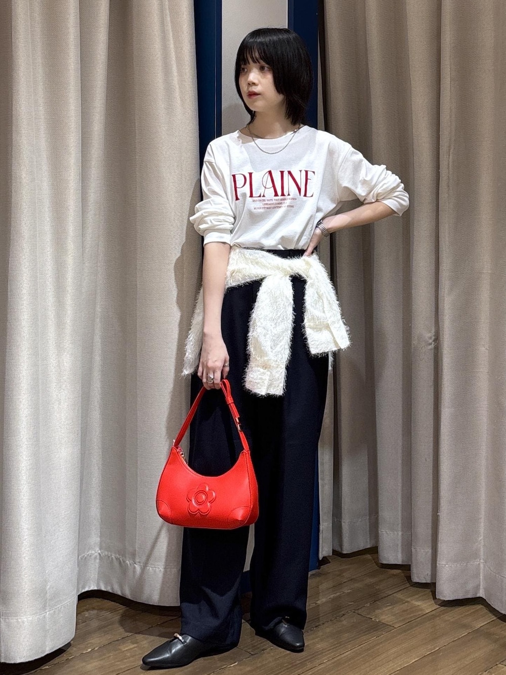 ブラック系のパンプス、ホワイト系のシャツ/ブラウス、ホワイト系のTシャツ/カットソーを着用したレディースの秋コーディネートの1枚目の写真