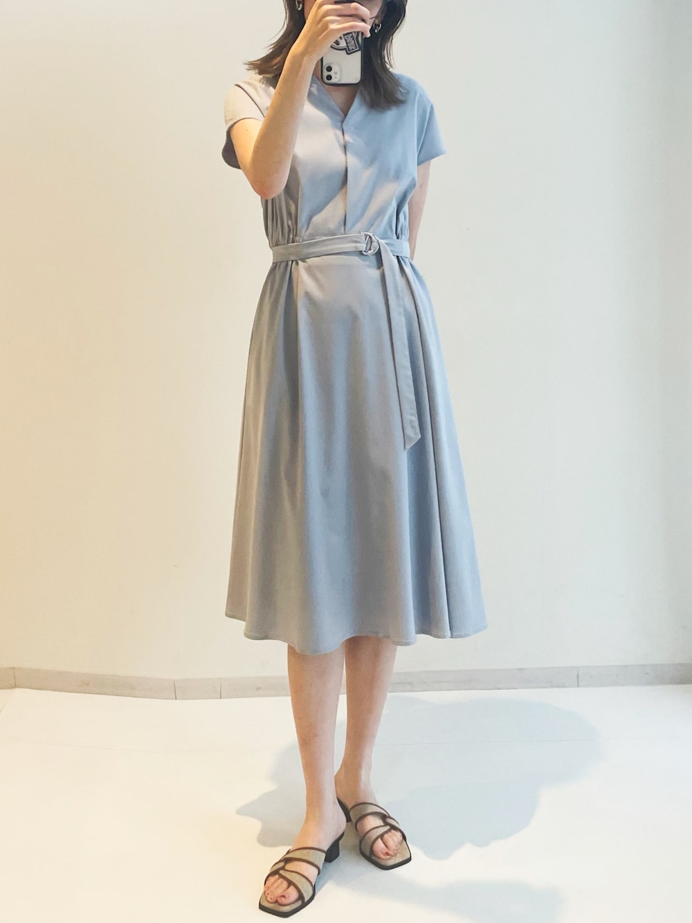 「スタッフ、レギュラー、レディースファッション、高身長女子、高身長コーデ、働く服、オフィスカジュアル、サンダル、きれいめカジュアル、夏コーデ、ワンピーススタイル」｜「7days Life Stylingのハイパーストレッチシャツワンピース（接触冷感）（シャツワンピース、グレー系）」を使った、スさん（レディース・175cm）の夏コーディネートの1枚目の写真