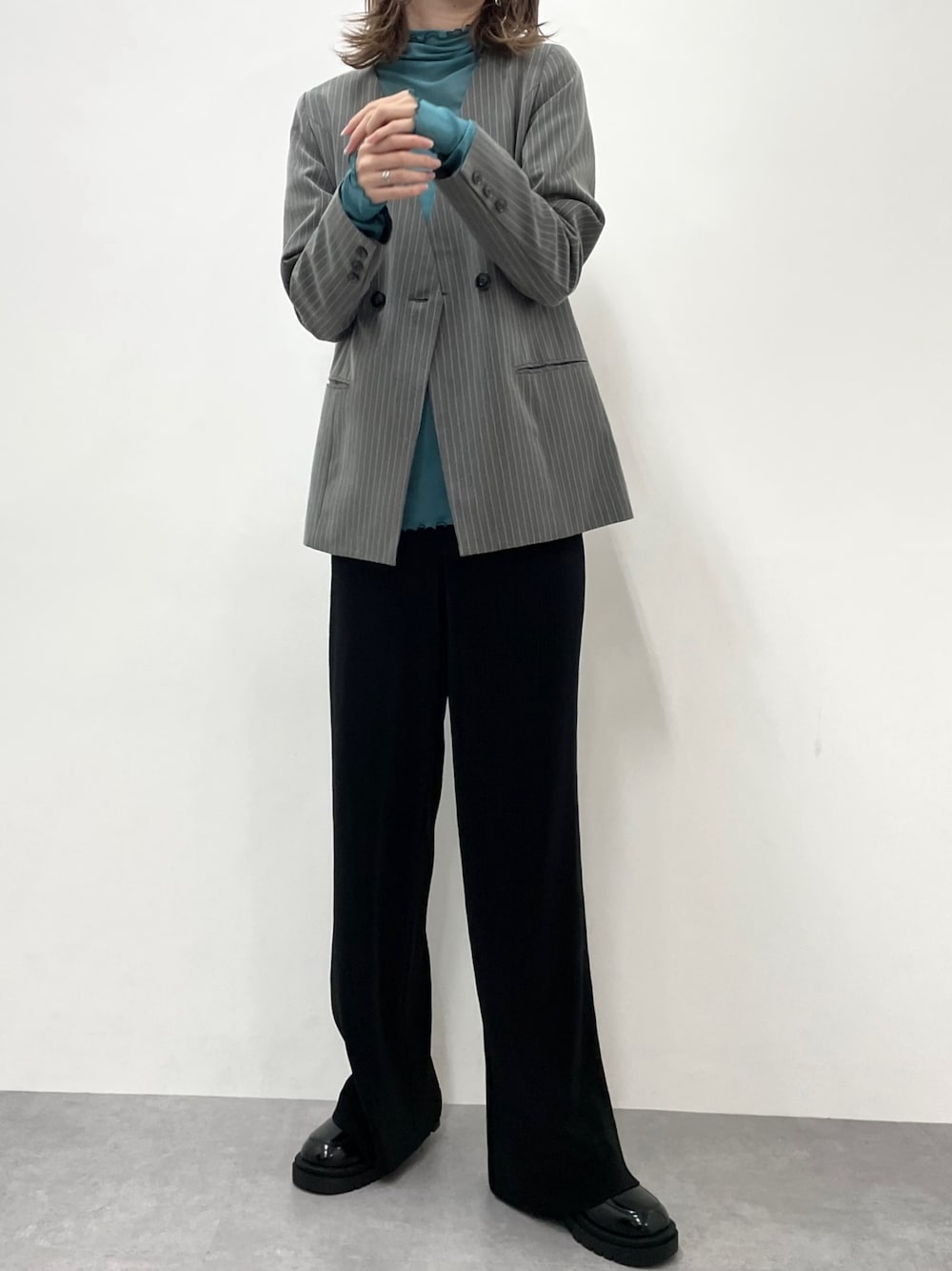 「スタッフ、レギュラー、高身長レディースファッション、秋コーデ、高身長女子、高身長コーデ、muguet blanc、Essenave、slattgir、お出かけコーデ、秋服準備はじめました、シアートップス、ジャケットスタイル」｜「slattgirの高身長　カラーレスダブルブレストジャケット（セットアップ対応）（トールサイズ）muguet blanc（カバーオール、グレー系）」を使った、スさん（レディース・175cm）の夏コーディネートの1枚目の写真