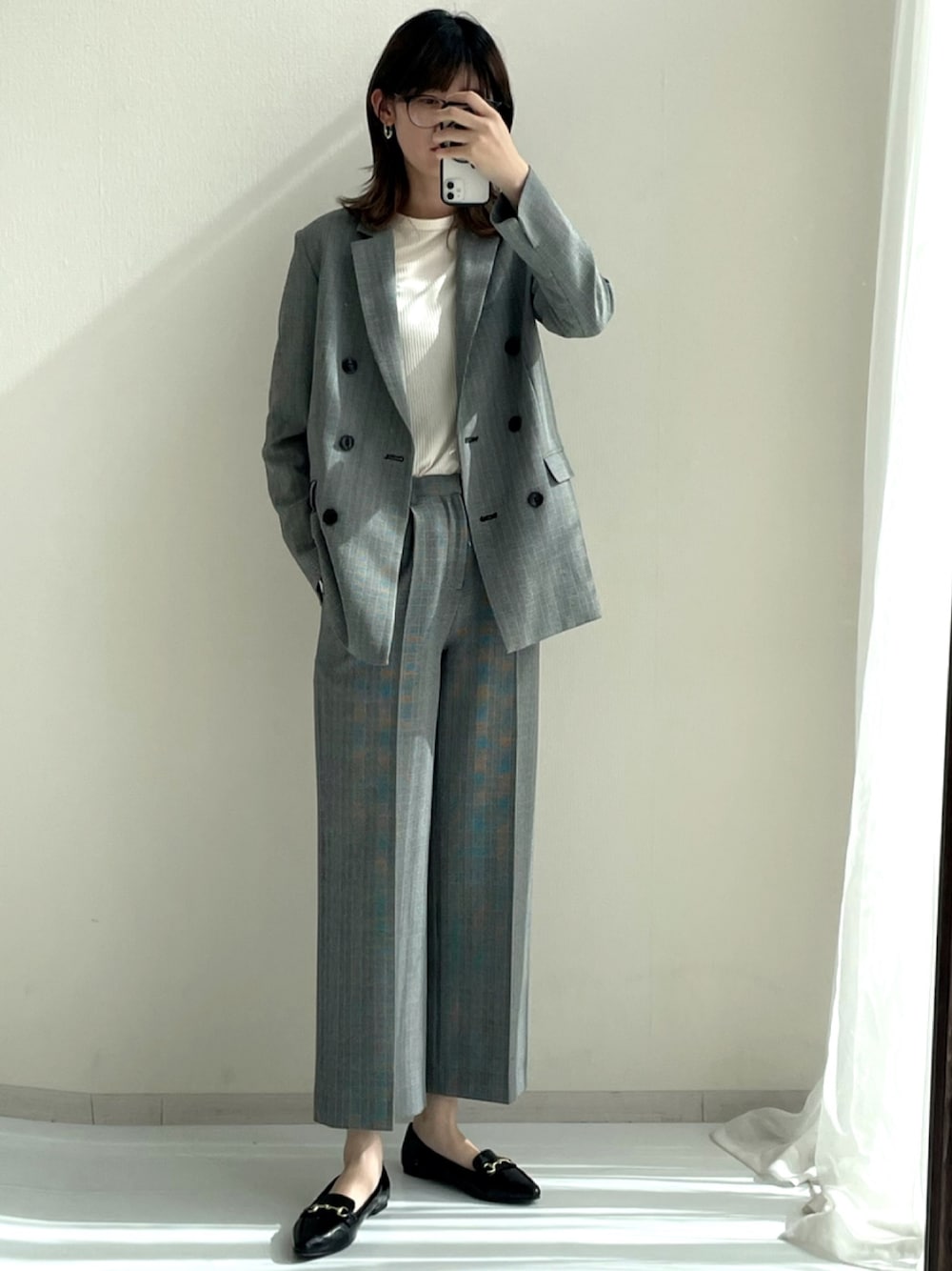 「スタッフ、レギュラー、レディースファッション、秋コーデ、秋イベントコーデ、20代、働く服、オフィススタイル、オフィスカジュアル、高身長女子、高身長コーデ」｜「nissenの細リブクルーネックカットソートップス（Tシャツ/カットソー、ホワイト系）」を使った、スさん（レディース・175cm）の夏コーディネートの1枚目の写真