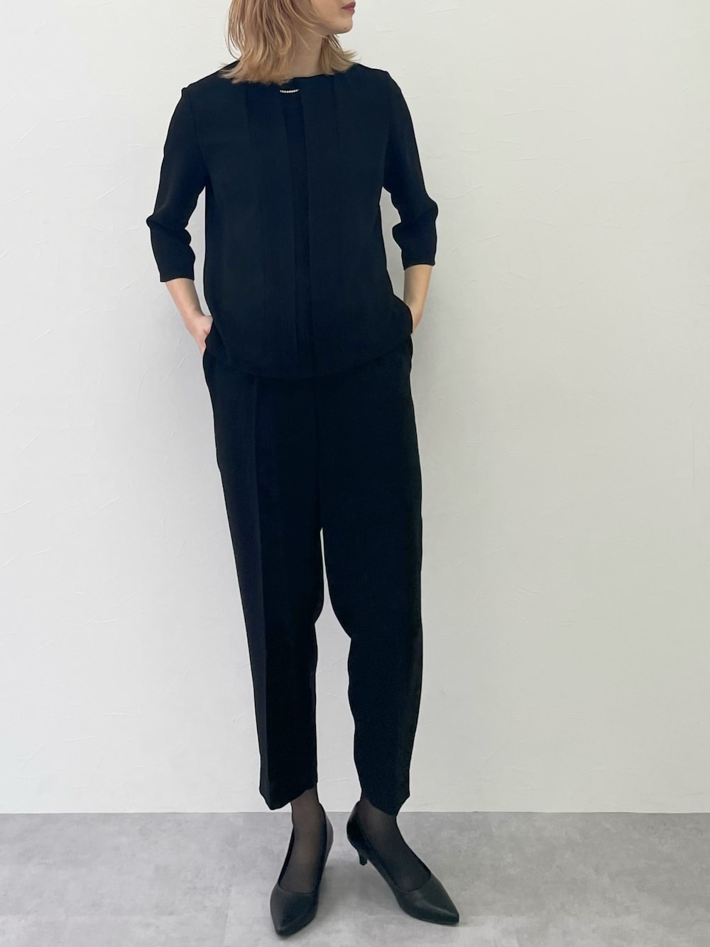 スさんの「【喪服・礼服】洗える防しわフォーマル3点セットスーツ（ロング丈テーラードジャケット＋パール調アクセサリー付前開きブラウス＋パンツ）＜大きいサイズ有＞（nissen）」を使ったコーディネートの1枚目の写真
