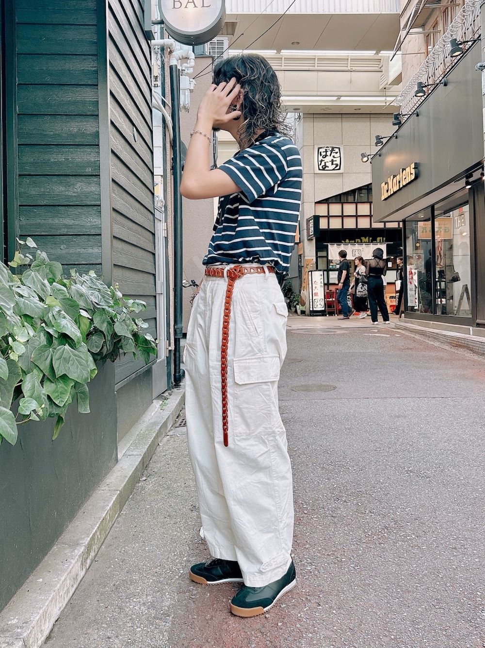 「アウトドアスタイル、タックイン、Tシャツ、カーゴパンツ、スニーカー、ボーダー、夏コーデ、休日スタイル、お出かけコーデ、きれいめカジュアル、プチプラ、UNIQLO、秋服準備はじめました、デートコーデ、大人カジュアル」｜「BANANA REPUBLIC FACTORY STOREのBANANA REPUBLIC FACTORY STORE　　日本限定 ボクシーストライプTシャツ（Tシャツ/カットソー、ブルー系）」を使った、NISSHYさん（メンズ・171cm）の秋コーディネートの1枚目の写真