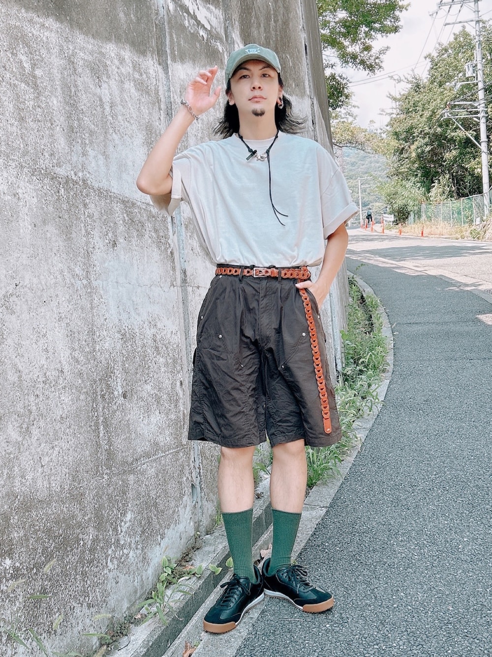 「アウトドアスタイル、タックイン、Tシャツ、ブラウン、きれいめカジュアル、休日コーデ、キャップ、サンダル、ハーフパンツ、ジャーマントレーナー、スニーカー、プチプラ、シンプルコーデ、休日スタイル、デートコーデ」｜「CASPER JOHNの【UPCYCLED TEXTILE】Clean the sea T-shirts/海を綺麗にするTシャツ（Tシャツ/カットソー、ベージュ系）」を使った、NISSHYさん（メンズ・171cm）の秋コーディネートの1枚目の写真