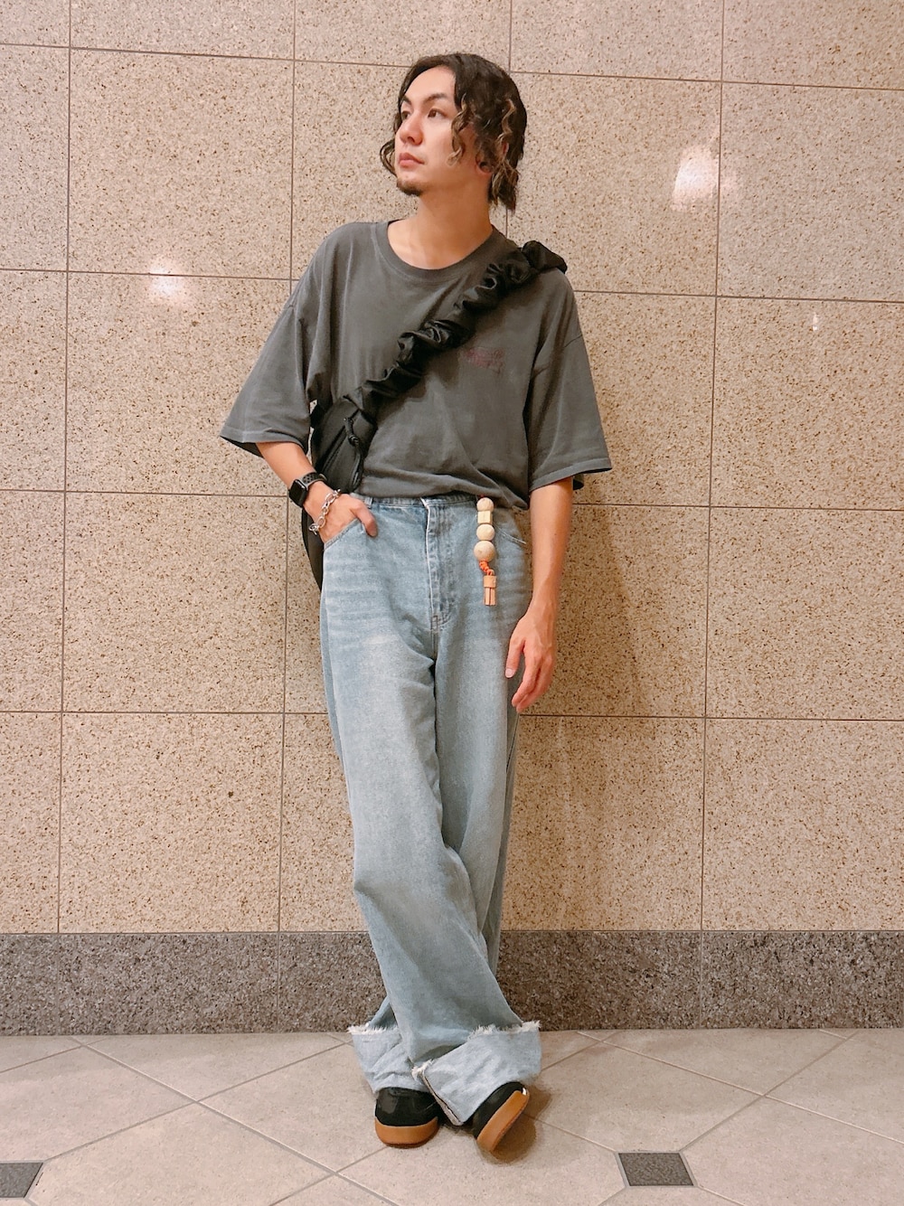 「秋っぽコーデ更新中、秋コーデ、Tシャツ、デニム、ショルダーバッグ、デニムパンツ、スニーカー、きれいめカジュアル、プチプラ、お出かけコーデ、デートコーデ、ストリート、韓国ファッション、休日スタイル、プチプラコーデ」｜「CLELの【CLEL】Vintage Design Roll-up Denim Pants/ヴィンテージデザイン ロールアップデニムパンツ（デニムパンツ、ベージュ系）」を使った、NISSHYさん（メンズ・171cm）の秋コーディネートの1枚目の写真