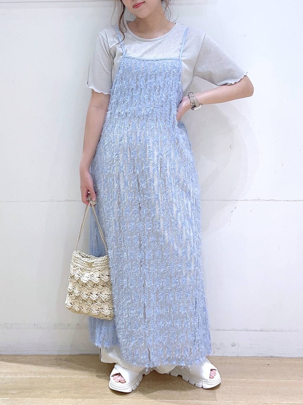 ホワイト系のサンダル、ブルー系のワンピース、ベージュ系のショルダーバッグを着用したレディースの春コーディネートの1枚目の写真