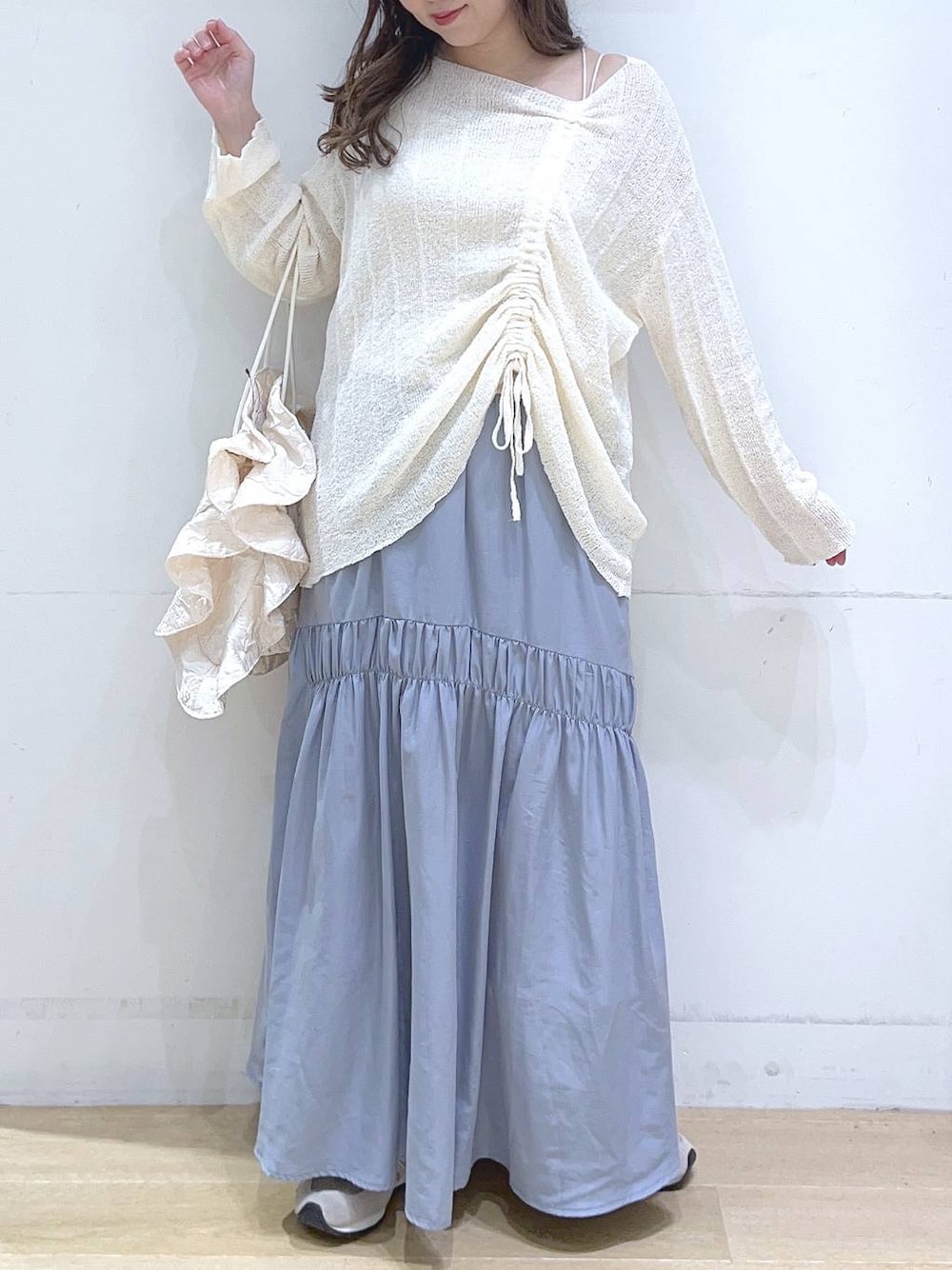 「低身長、着痩せ・細見え、体型カバー、ニット、スカート、春コーデ、春色、春服みてみて、春夏コーデ、フェミニン、カジュアル」｜「LAKOLEのジャガードラッフルボリュームショルダーバッグ / 288655（ショルダーバッグ、ホワイト系）」を使った、ヨシピーさん（レディース・154cm）の冬コーディネートの1枚目の写真