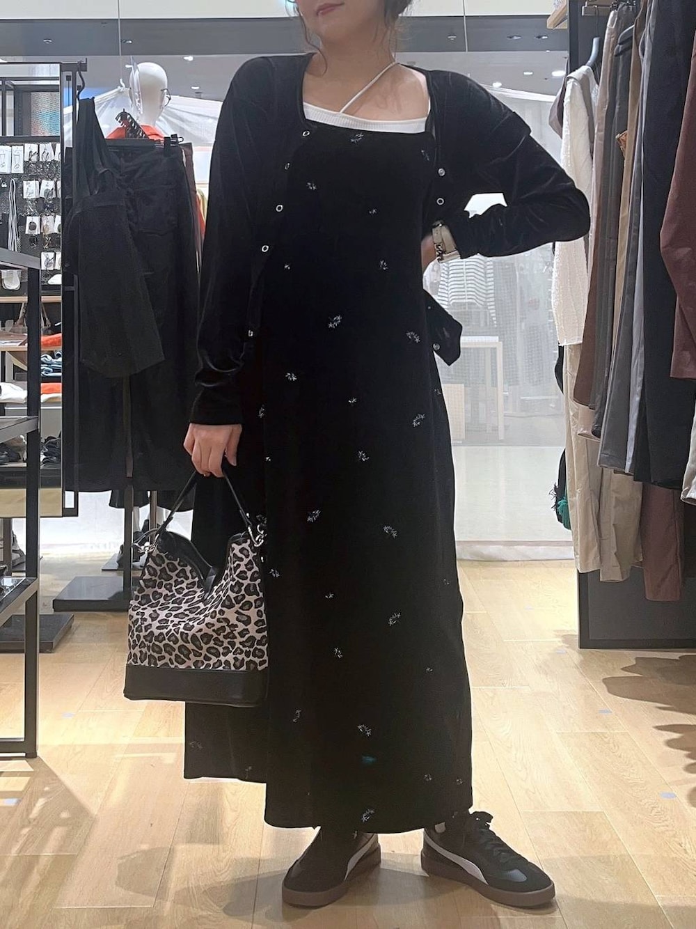 「低身長、着痩せ・細見え、体型カバー、ワンピース、秋コーデ、秋服準備はじめました、秋冬新作、カーディガン、大人カジュアル、きれいめカジュアル、デートコーデ、ママコーデ、楽ちんコーデ」｜「LEPSIMの【NEW ERA】920コットンFLAX　253247（キャップ、ホワイト系）」を使った、ヨシピーさん（レディース・154cm）の秋コーディネートの1枚目の写真