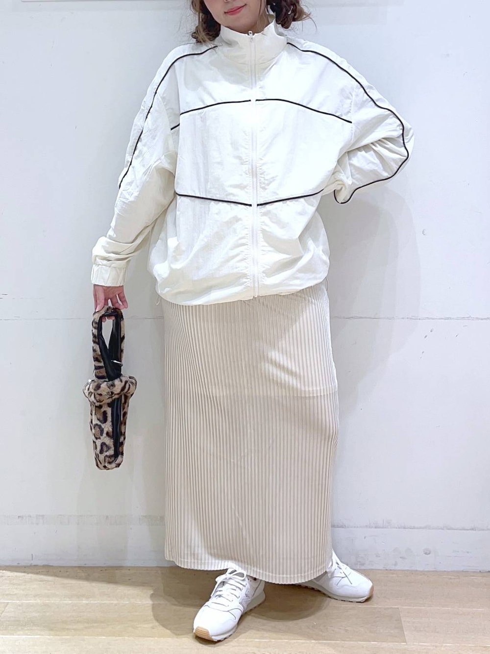 「秋冬新作、秋服準備はじめました、楽ちんコーデ、ママコーデ、低身長、着痩せ・細見え、体型カバー、スカート、カジュアル、カジュアルコーデ、ブルゾン、秋コーデ」｜「LAKOLEの【New Balance/ニューバランス】373W / 103689（スニーカー、ホワイト系）」を使った、ヨシピーさん（レディース・154cm）の秋コーディネートの1枚目の写真