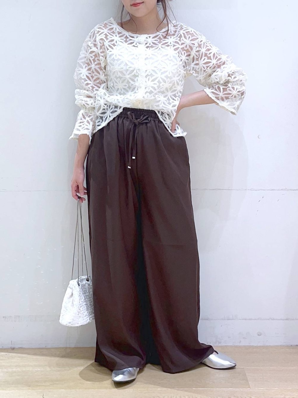 「低身長、着痩せ・細見え、体型カバー、ワイドパンツ、秋コーデ、ブラウス、フェミニン、シンプルコーデ、カジュアルコーデ、きれいめ、きれいめカジュアル、ママコーデ、楽ちんコーデ」｜「LAKOLEのスクエアネックカップキャミ / 106663（キャミソール、ホワイト系）」を使った、ヨシピーさん（レディース・154cm）の夏コーディネートの1枚目の写真